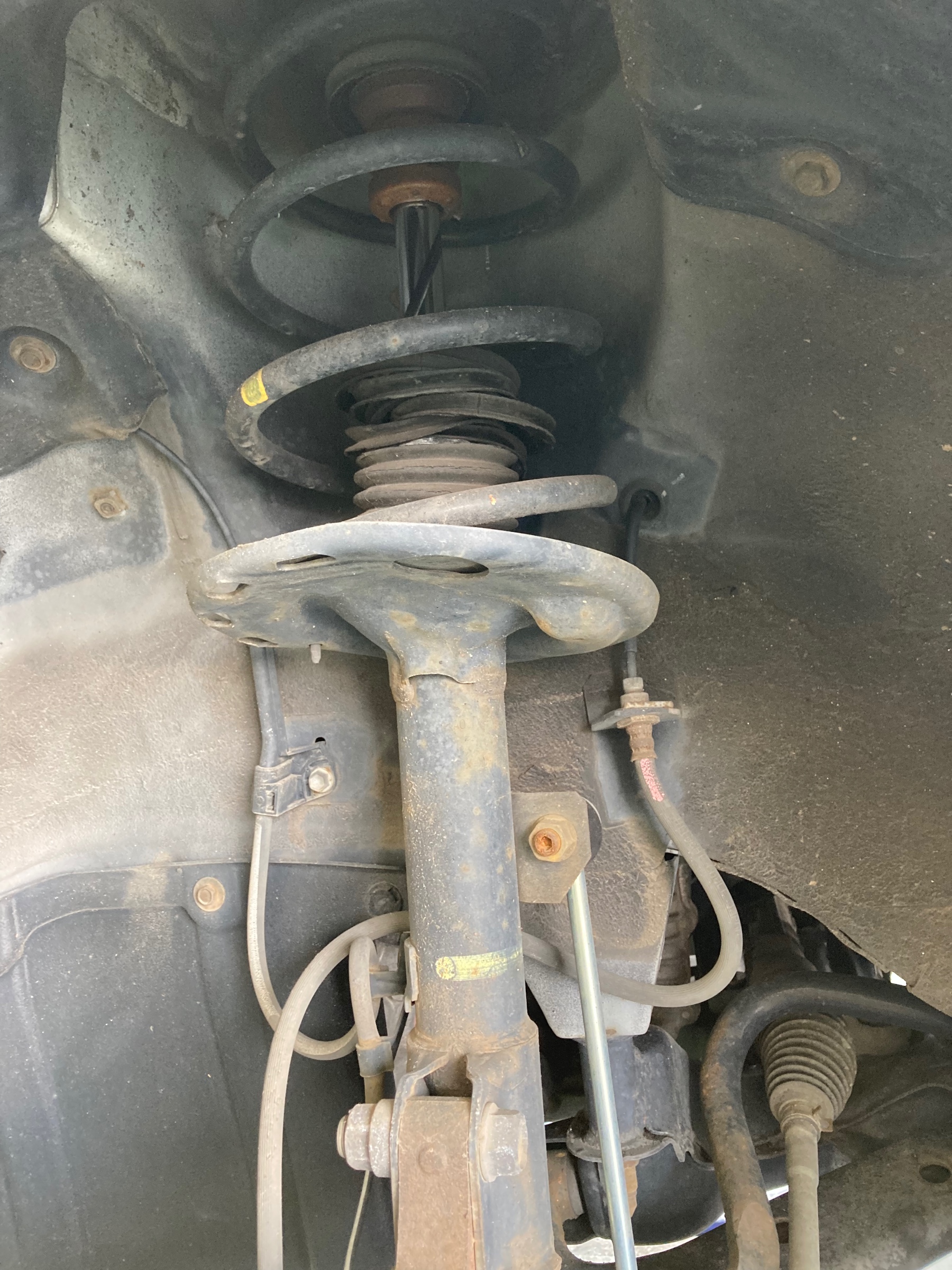 トヨタ・ノア・ZRR70W】KYBショックアブソーバーで足廻りを