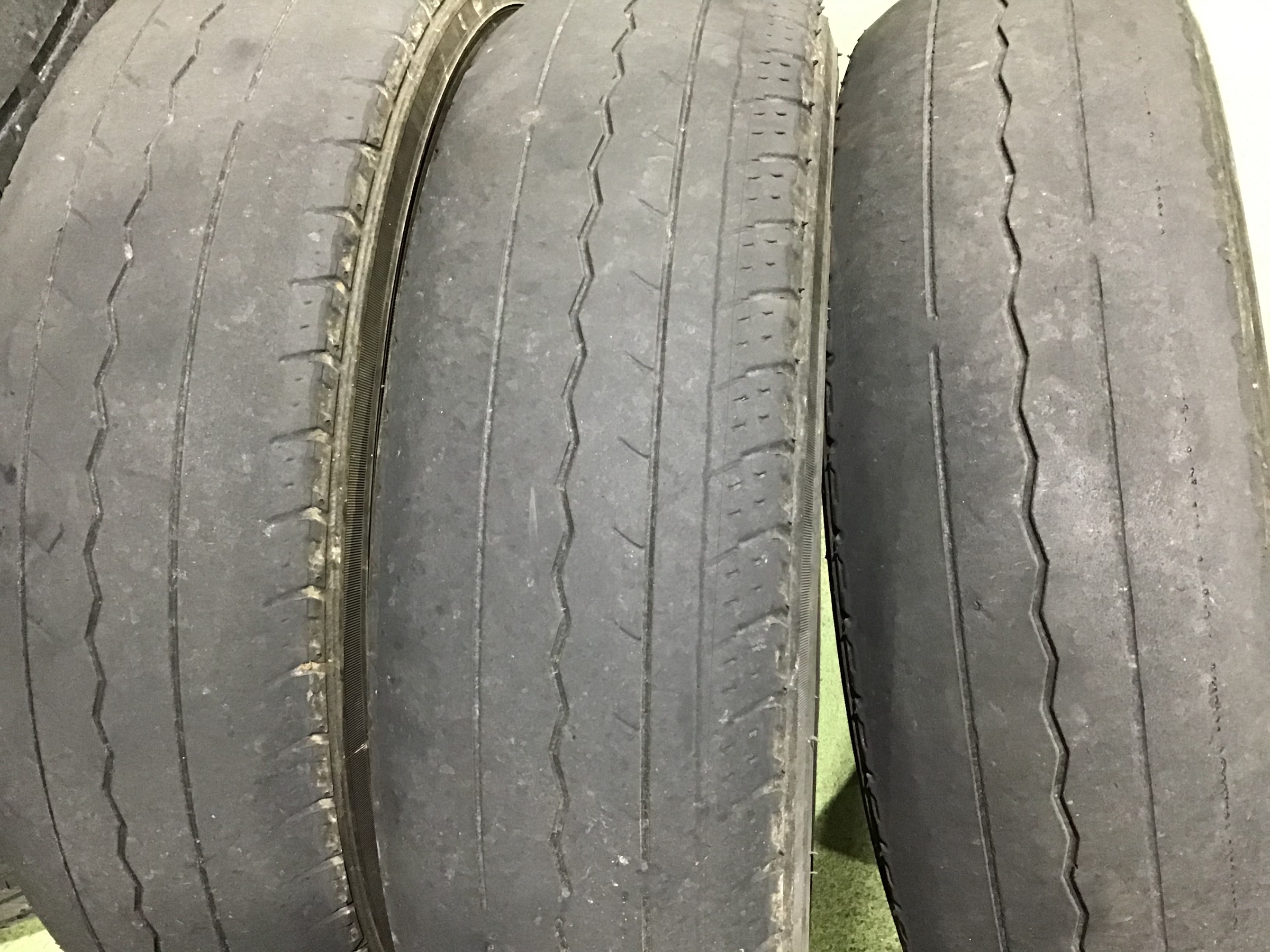 タイヤ交換】ダイハツ：ハイゼットカーゴ つるつるです…！！(´；ω