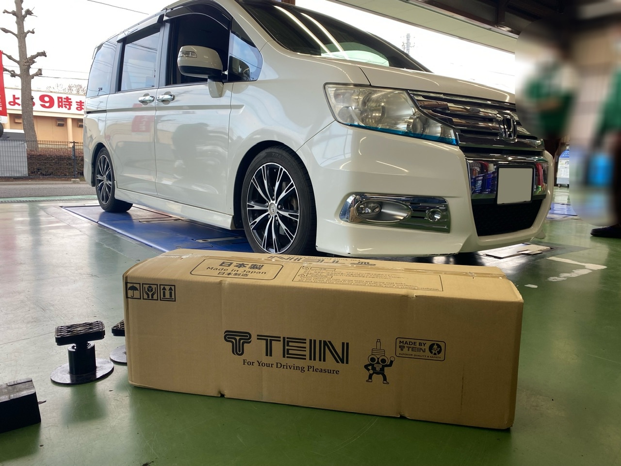 ステップワゴンスパーダの車高調取り付け・ホイール交換・TEIN車