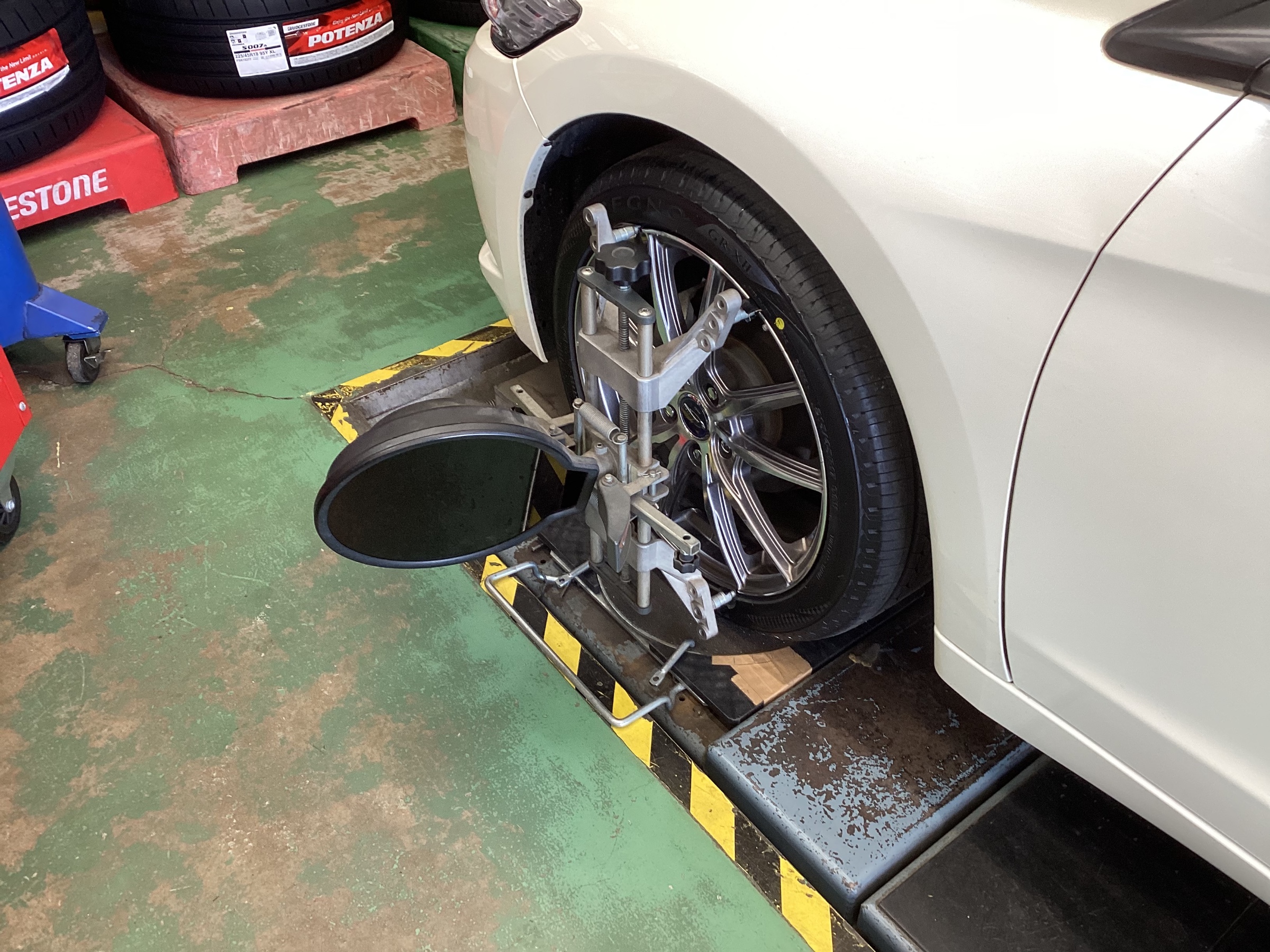 ホンダ CRZ アライメント作業 ホンダ CRZ タイヤ タイヤ・ホイール関連 > 4輪トータルアライメント調整 サービス事例