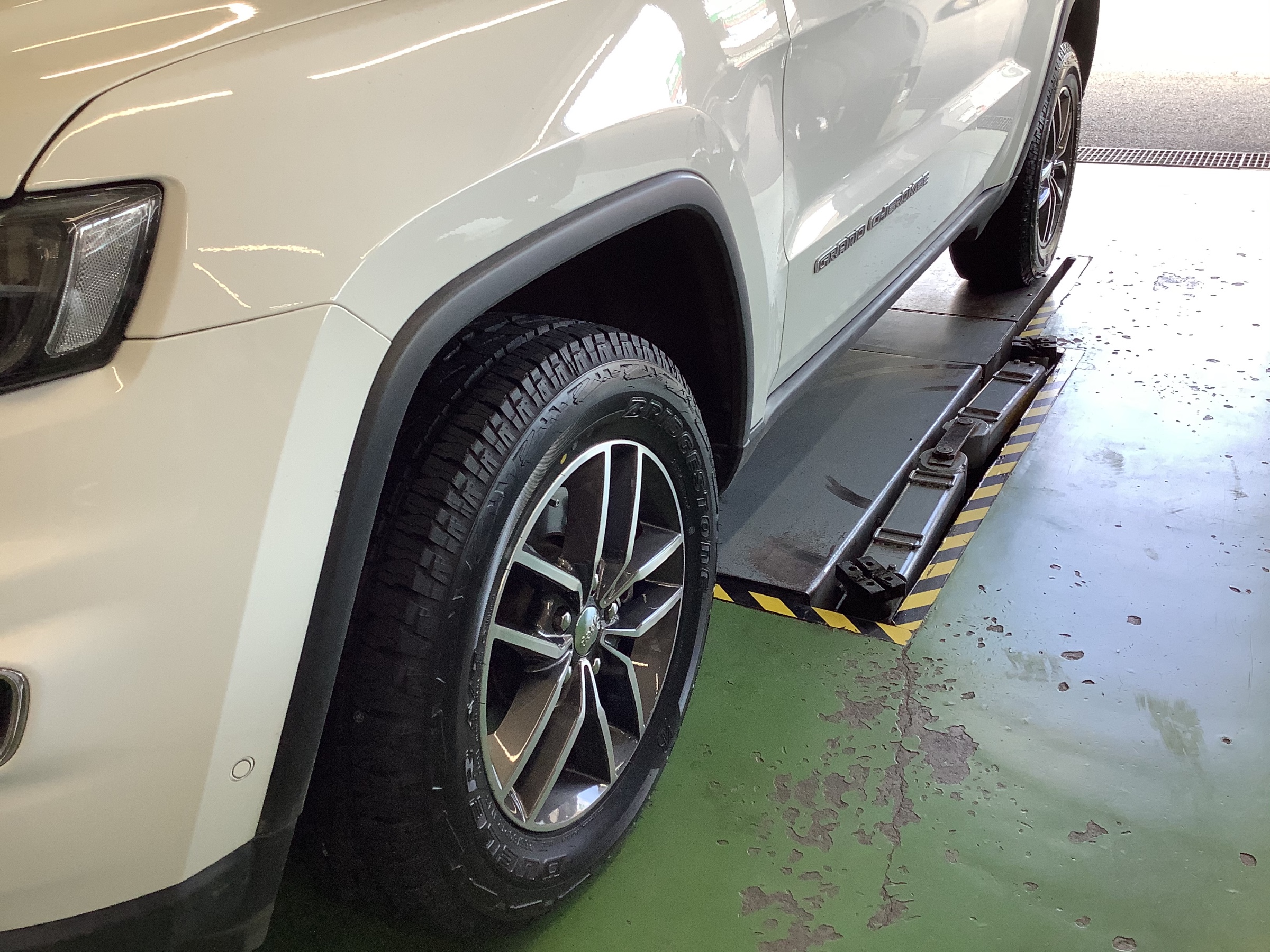 輸入車もお任せ！！【ジープ【グランドチェロキー】タイヤ交換です！！】 ジープ タイヤ タイヤ・ホイール関連 > タイヤ・ホイール交換