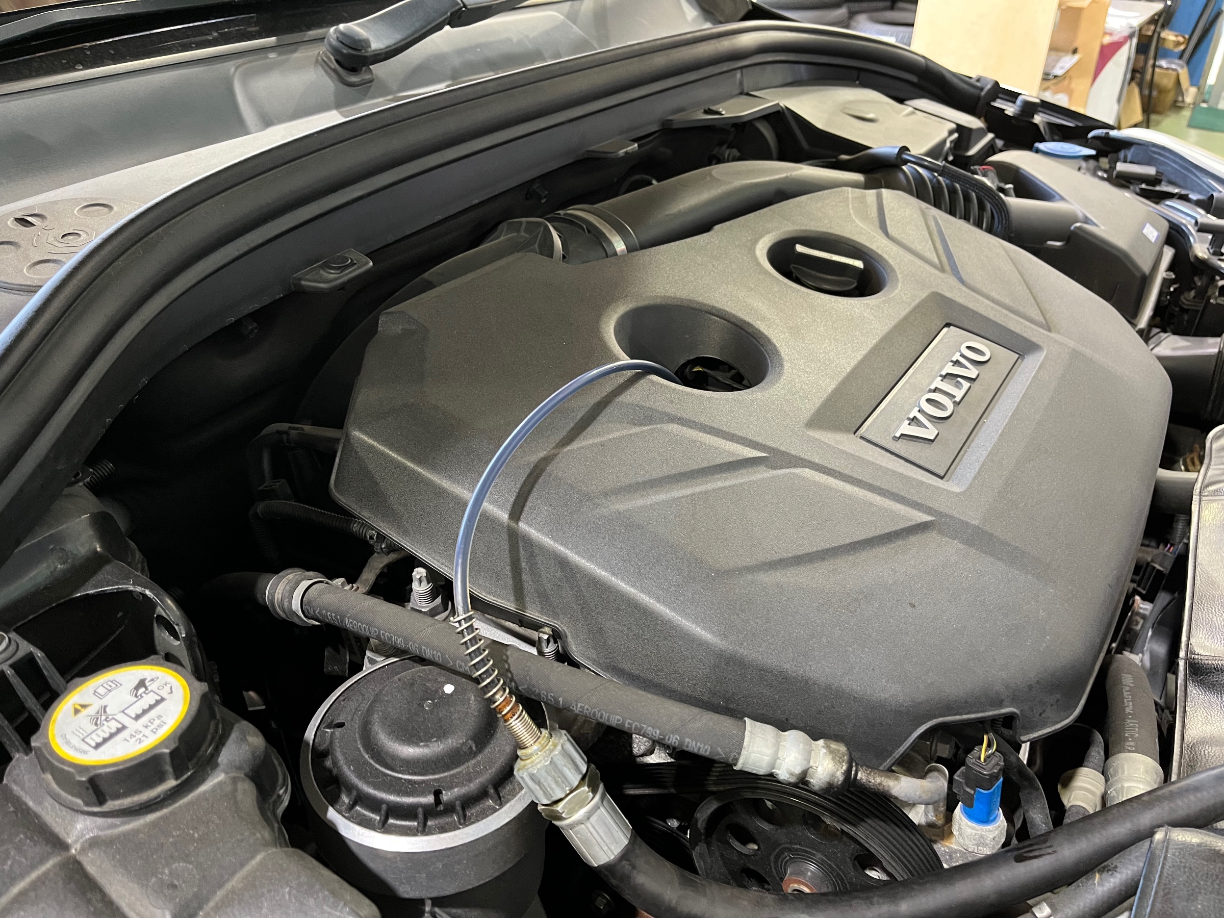 ボルボ XC60 オイル交換 ボルボ XC60 メンテナンス商品 オイル関連 > エンジンオイル交換 サービス事例 タイヤ館 新