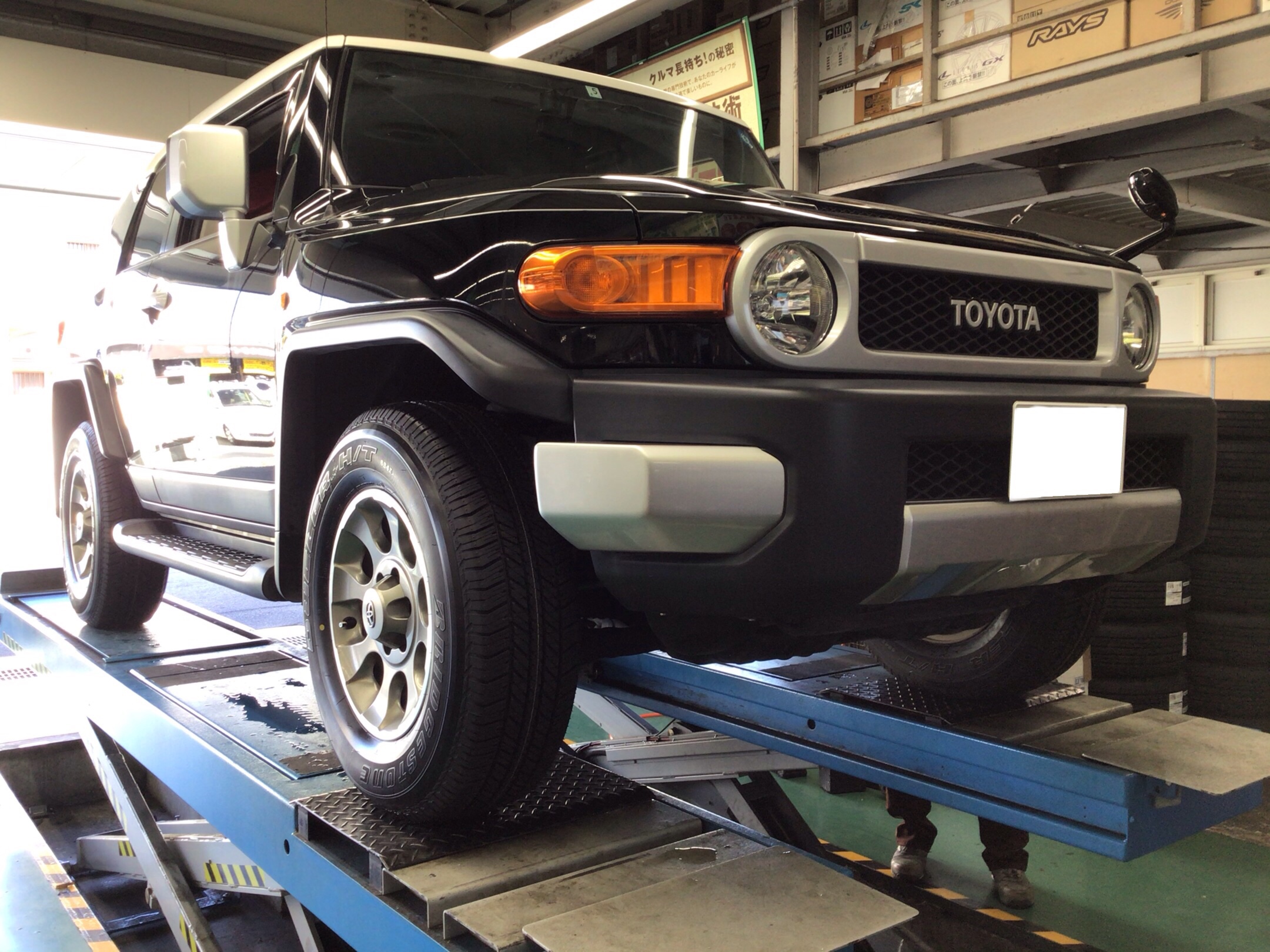 タイヤ交換作業（ブリヂストン デューラーH/T684Ⅱ） トヨタ・FJ