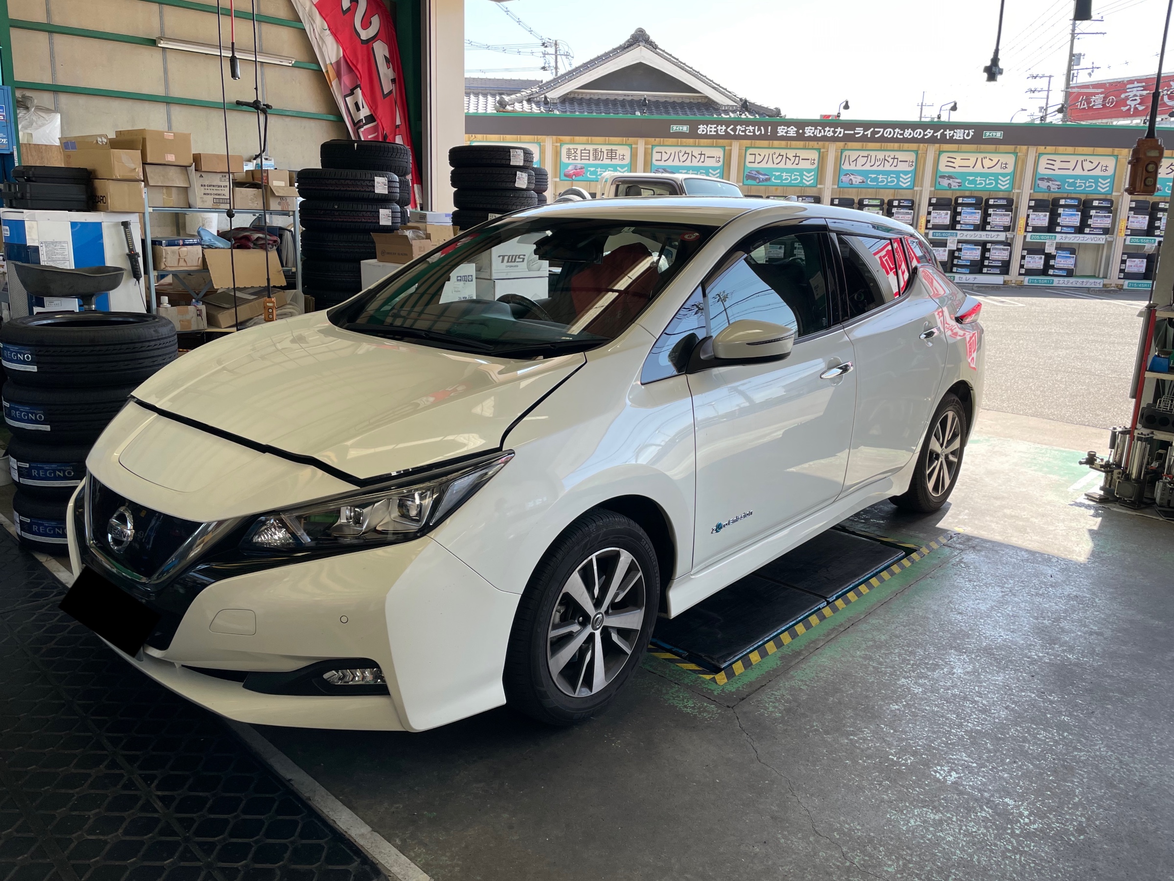ZE1型リーフ TEIN車高調取り付け！ 当店のWEBをよく見てくださってるっ