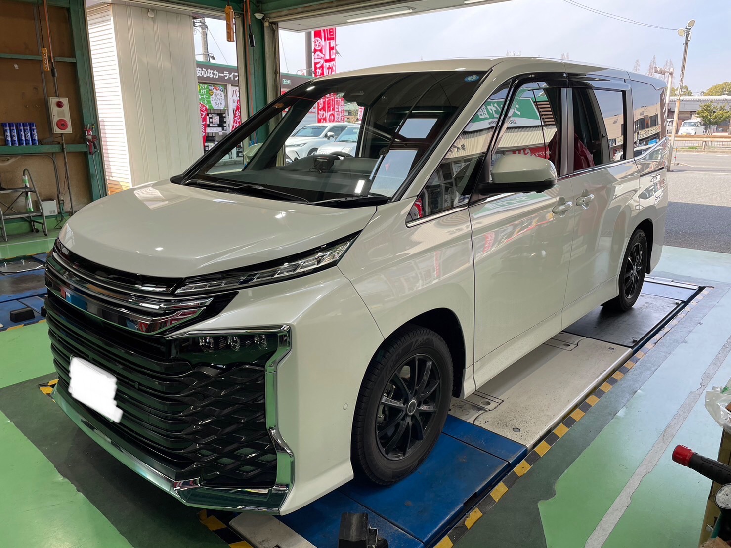 90VOXYにRS-RダウンサスTi2000＆RAYS VERSUS VV21S YNJ カラー19インチ