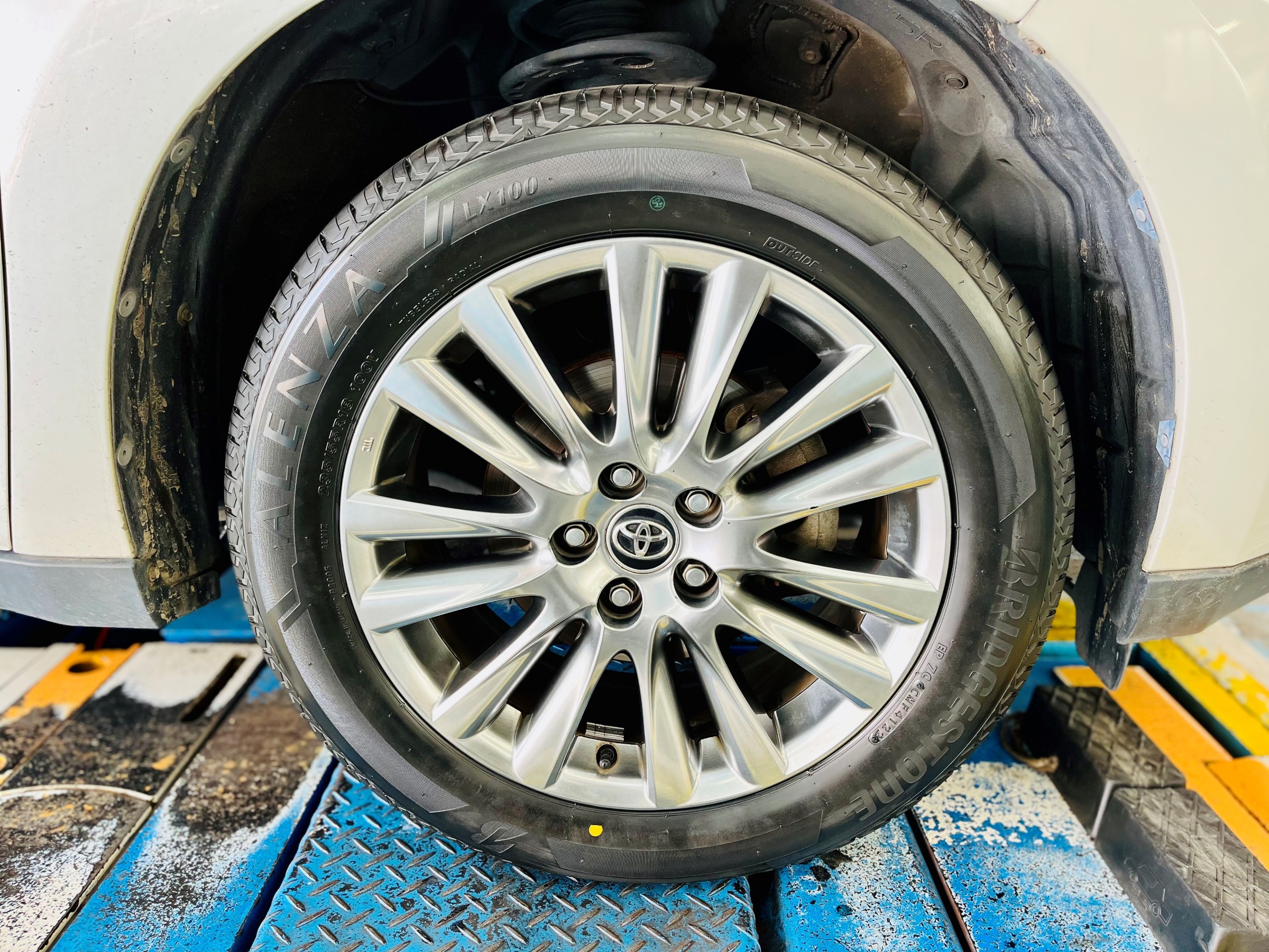 超お買い得！】 ブリヂストン アレンザ LX100 235/55R18 タイヤ