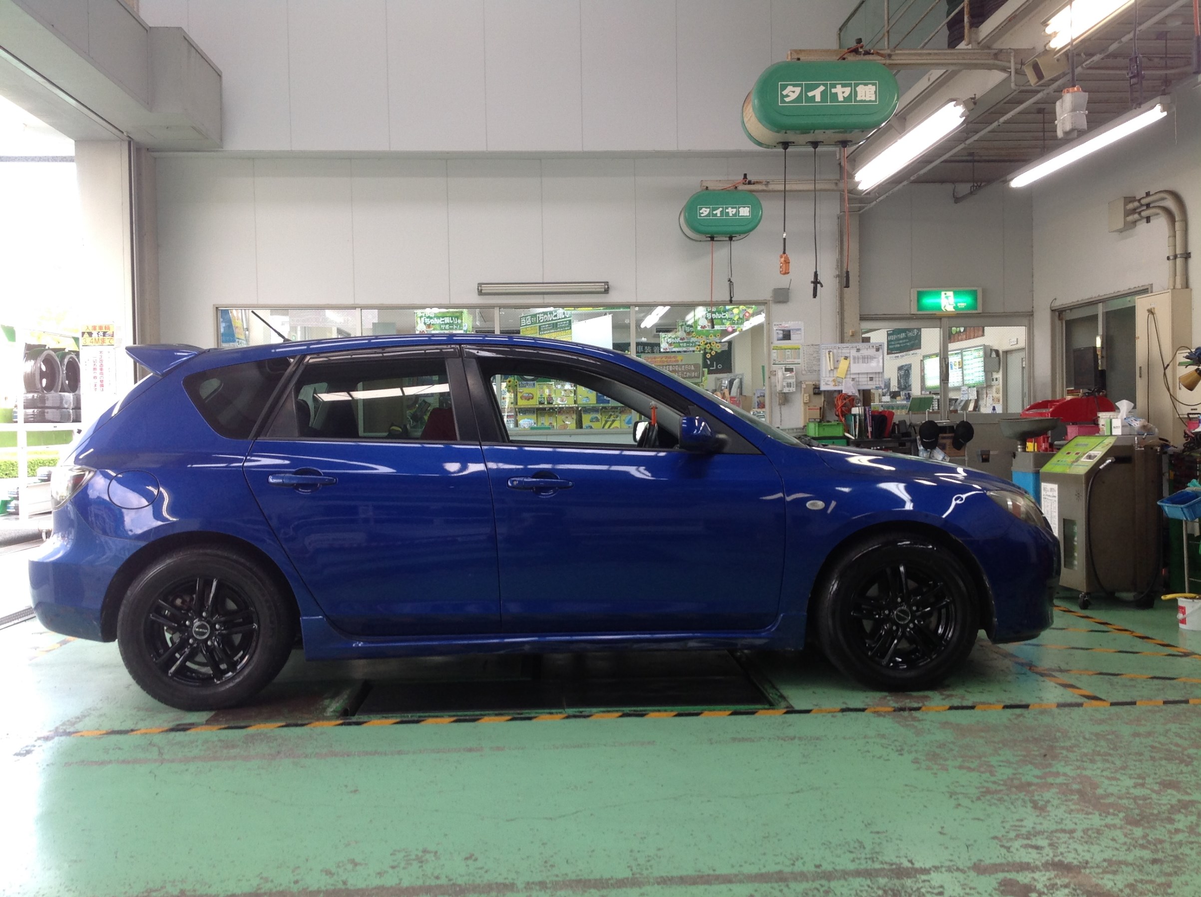 MAZDA 【BK アクセラ 】ホイール交換作業 | マツダ アクセラ ホイール