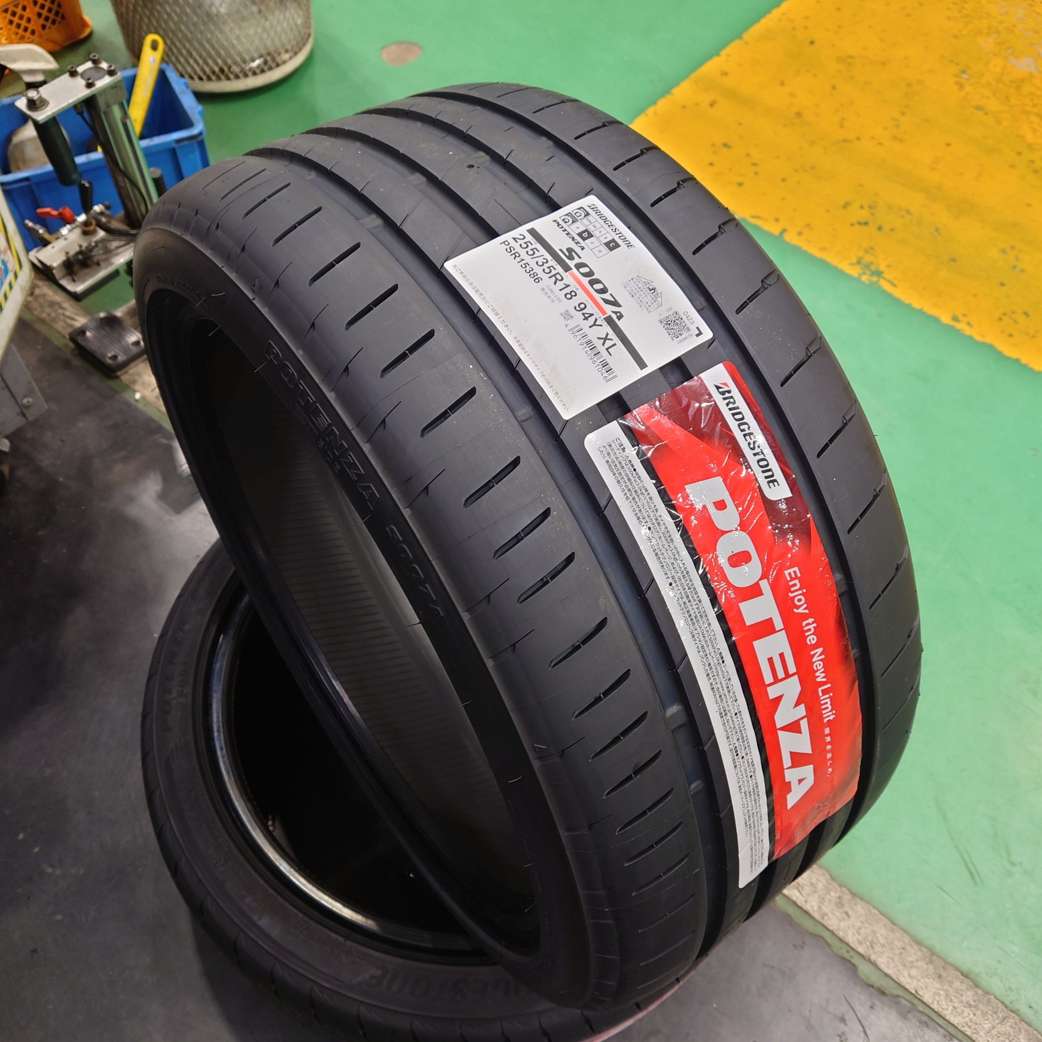 レクサス IS250 タイヤ交換作業！ レクサス IS250 タイヤ タイヤ・ホイール関連 > タイヤ・ホイール交換 サービス事例