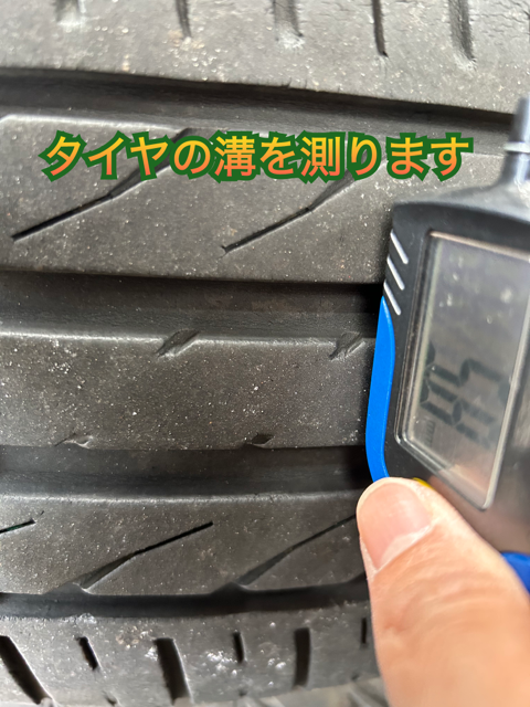 デプスゲージで溝を測ってます