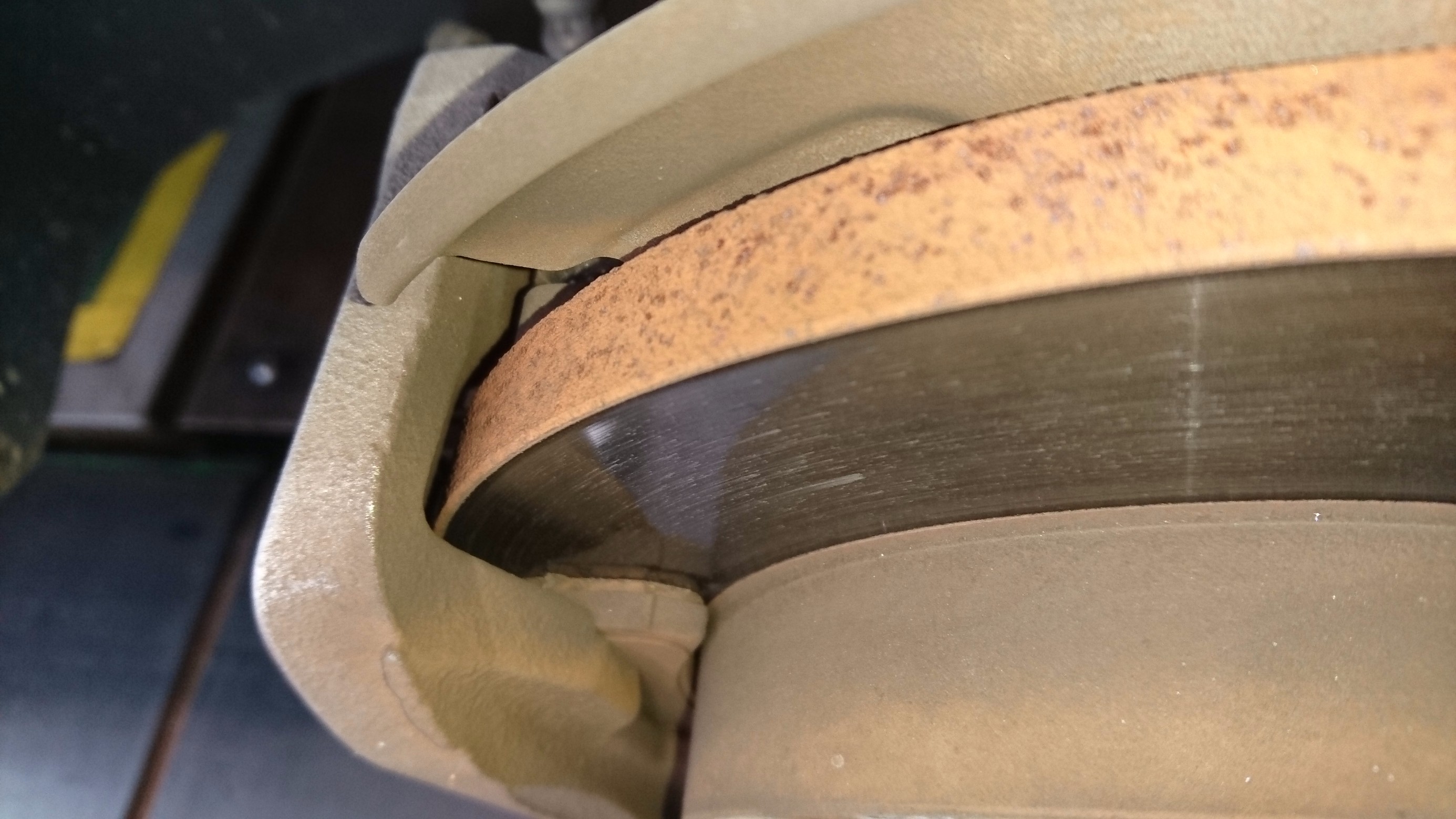 ブレーキパッドをよぉーく見てください。