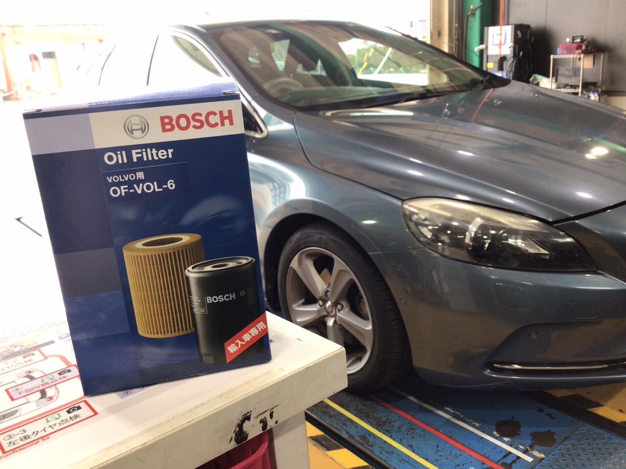 ボルボ V40のオイル交換！！ ボルボ V40 メンテナンス商品 オイル関連 > エンジンオイル交換 サービス事例 タイヤ館 西尾