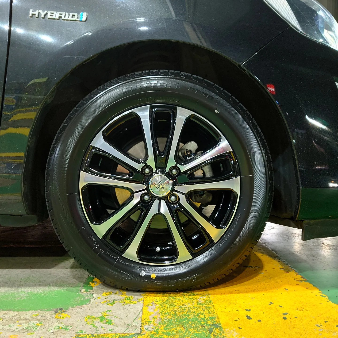 トヨタ アクア タイヤ・ホイールセット交換作業！ | 店舗おススメ情報