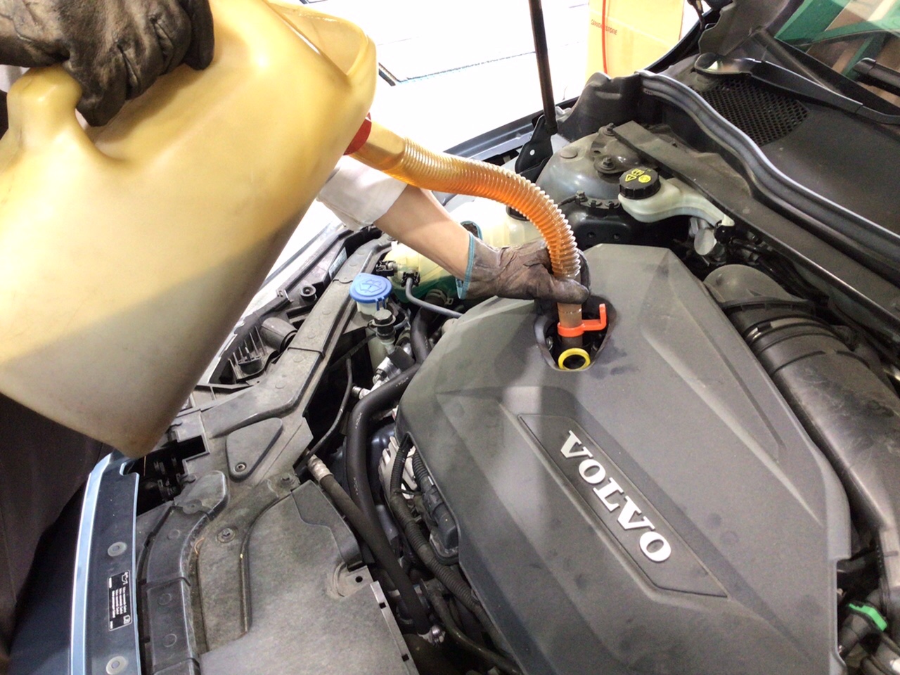ボルボ V40のオイル交換！！ ボルボ V40 メンテナンス商品 オイル関連 > エンジンオイル交換 サービス事例 タイヤ館 西尾