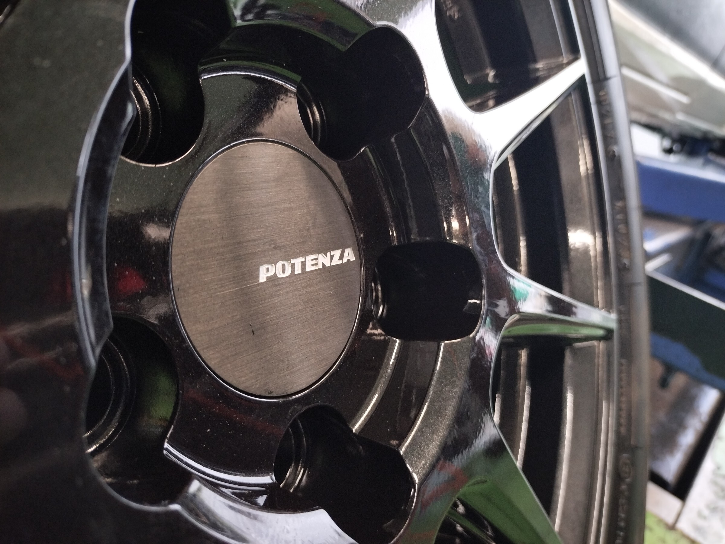 トヨタ シエンタ（MXPC10G）】ホイール交換を行いました。 | 店舗お