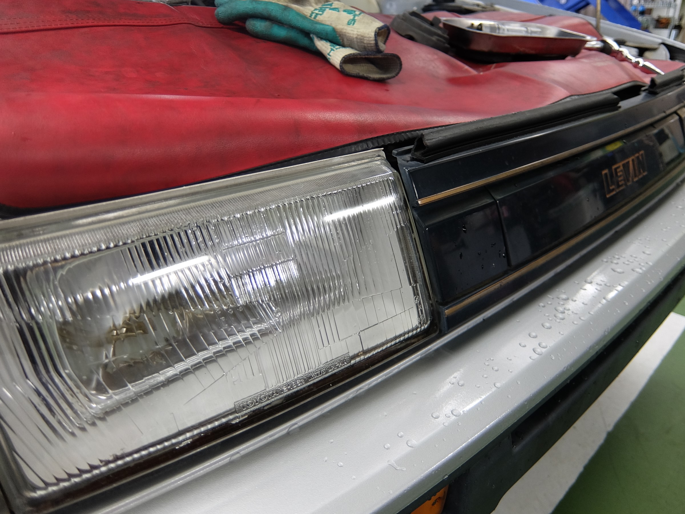 トヨタ Ae86レビン ヘッドライトバルブ交換です トヨタ カローラレビン メンテナンス商品 サービス事例 タイヤ館 うしく上柏田 茨城県のタイヤ カー用品ショップ タイヤからはじまる トータルカーメンテナンス タイヤ館グループ