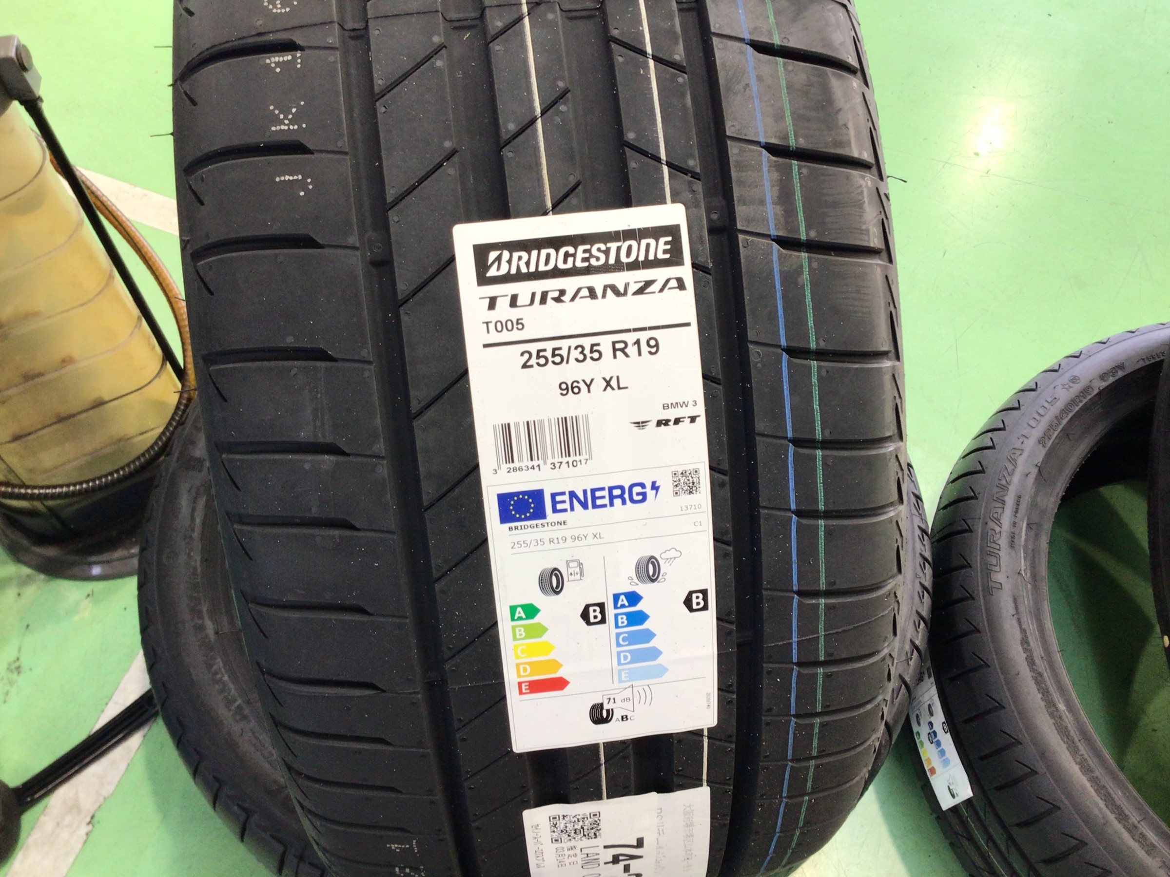 タイヤBMW 3シリーズ225/40R19 255/35R19 ランフラット