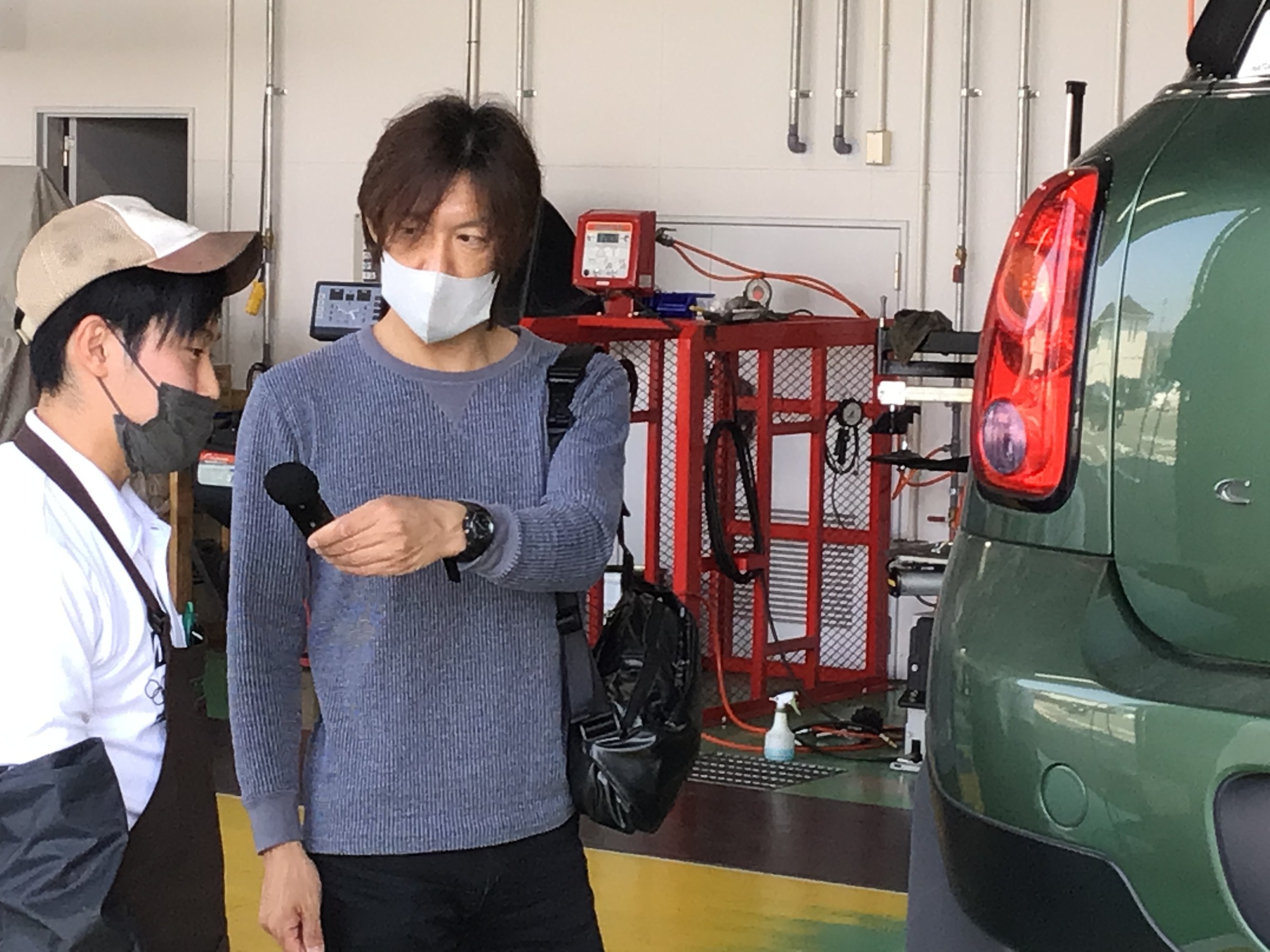 緊張している山本一輝とエフエム岩手の山本大一さん
