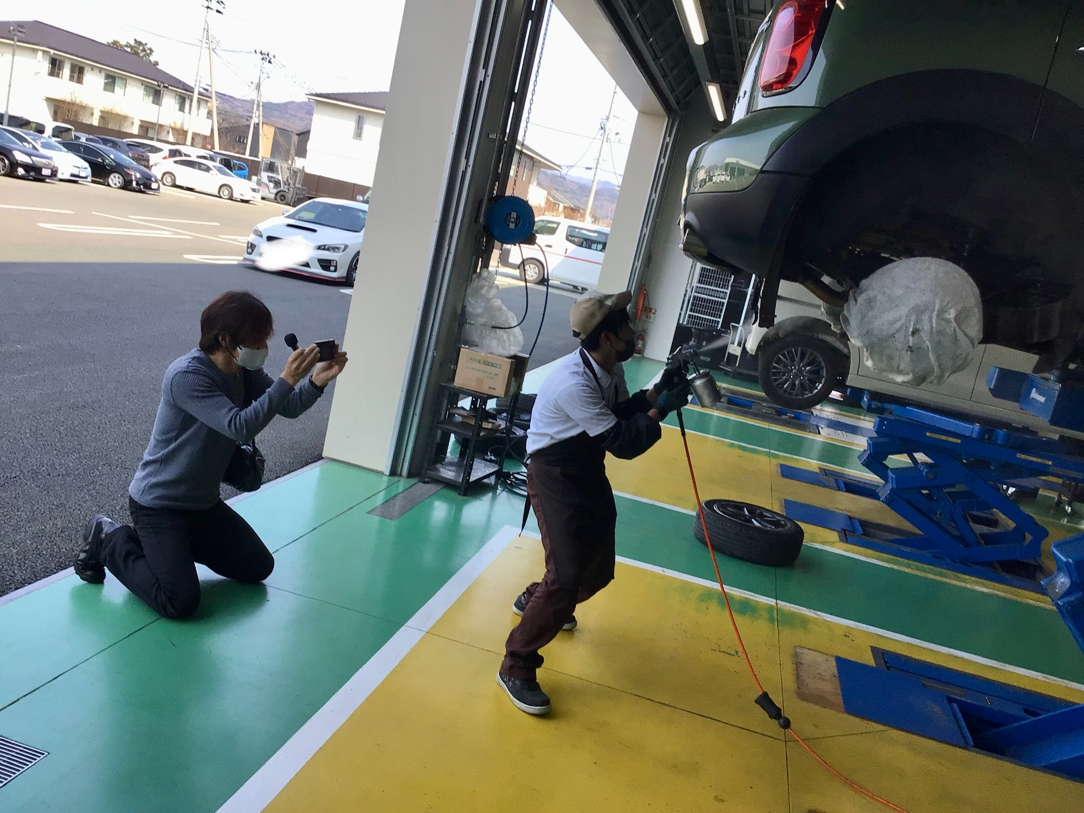 防錆作業を撮影している山本大一さん