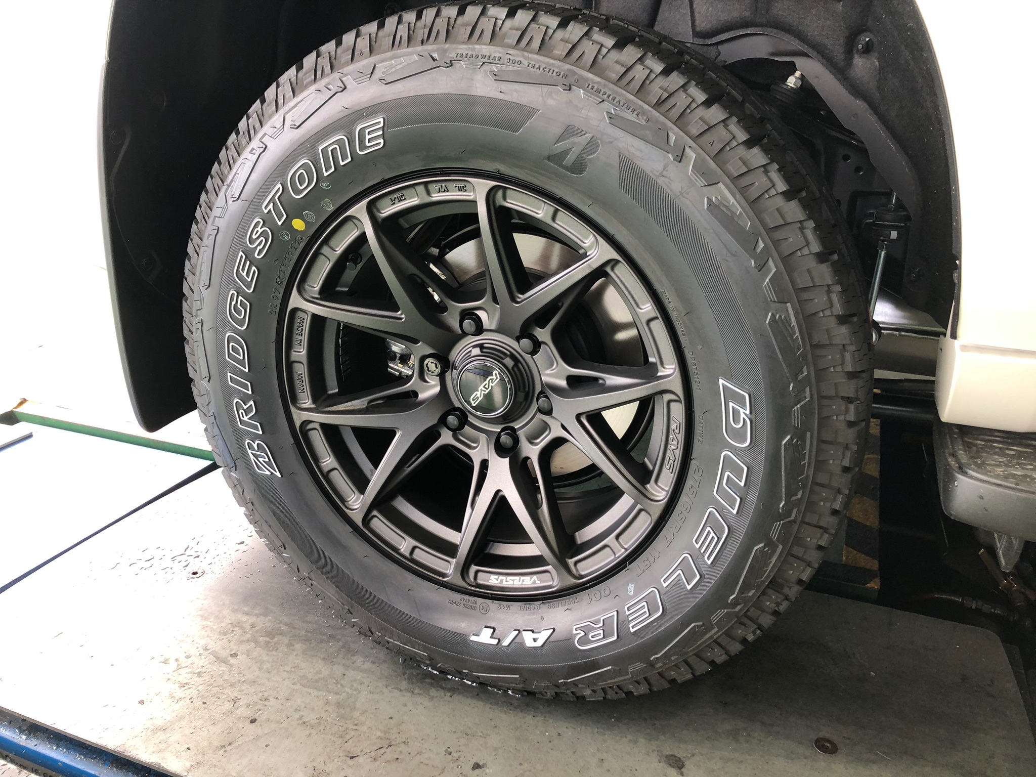 トヨタ ランドクルーザープラドにRAYS VERSUS VV21SX APJカラー17