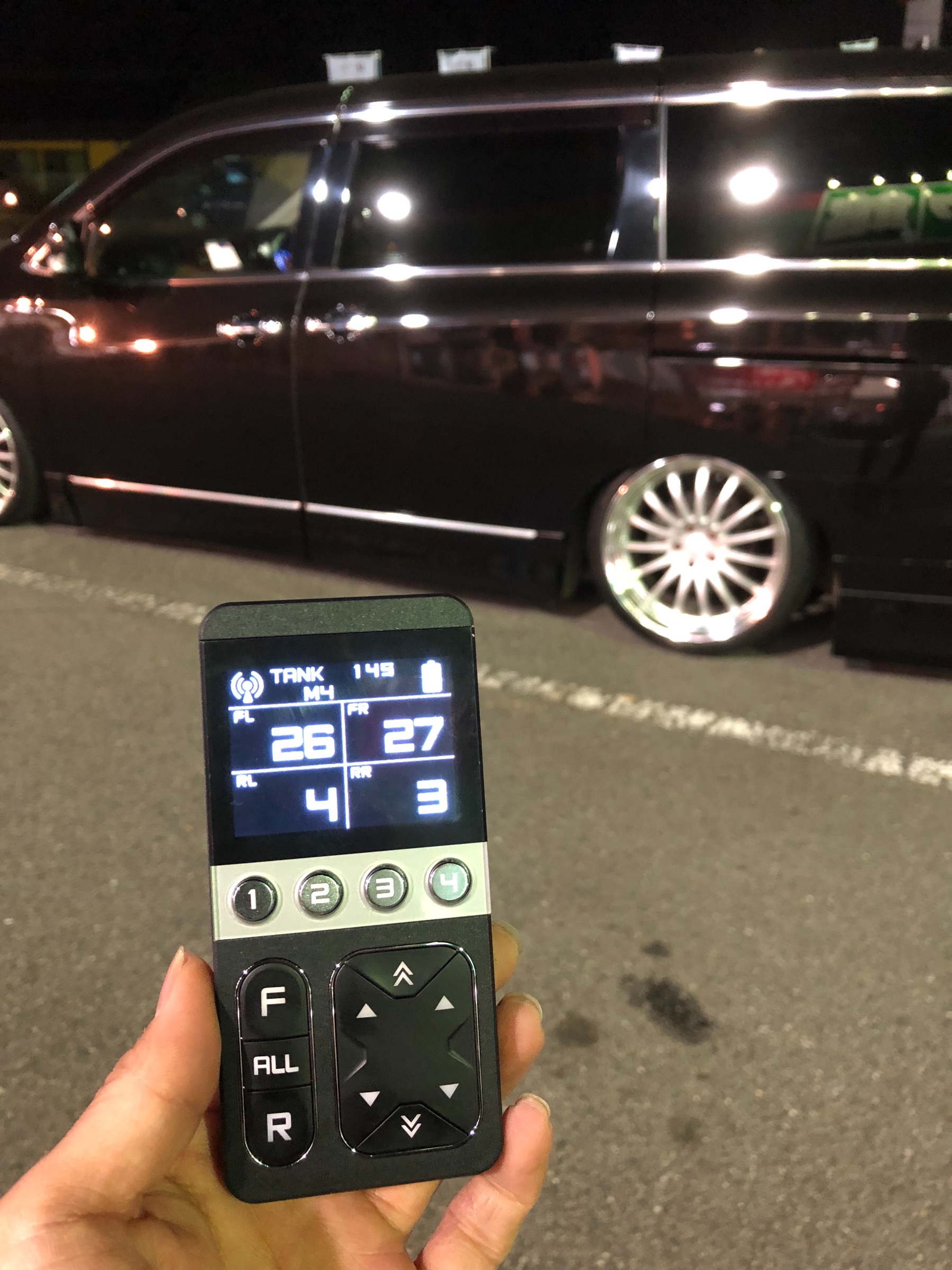 E52 エルグランド エアサス取付 | 店舗おススメ情報 | タイヤ
