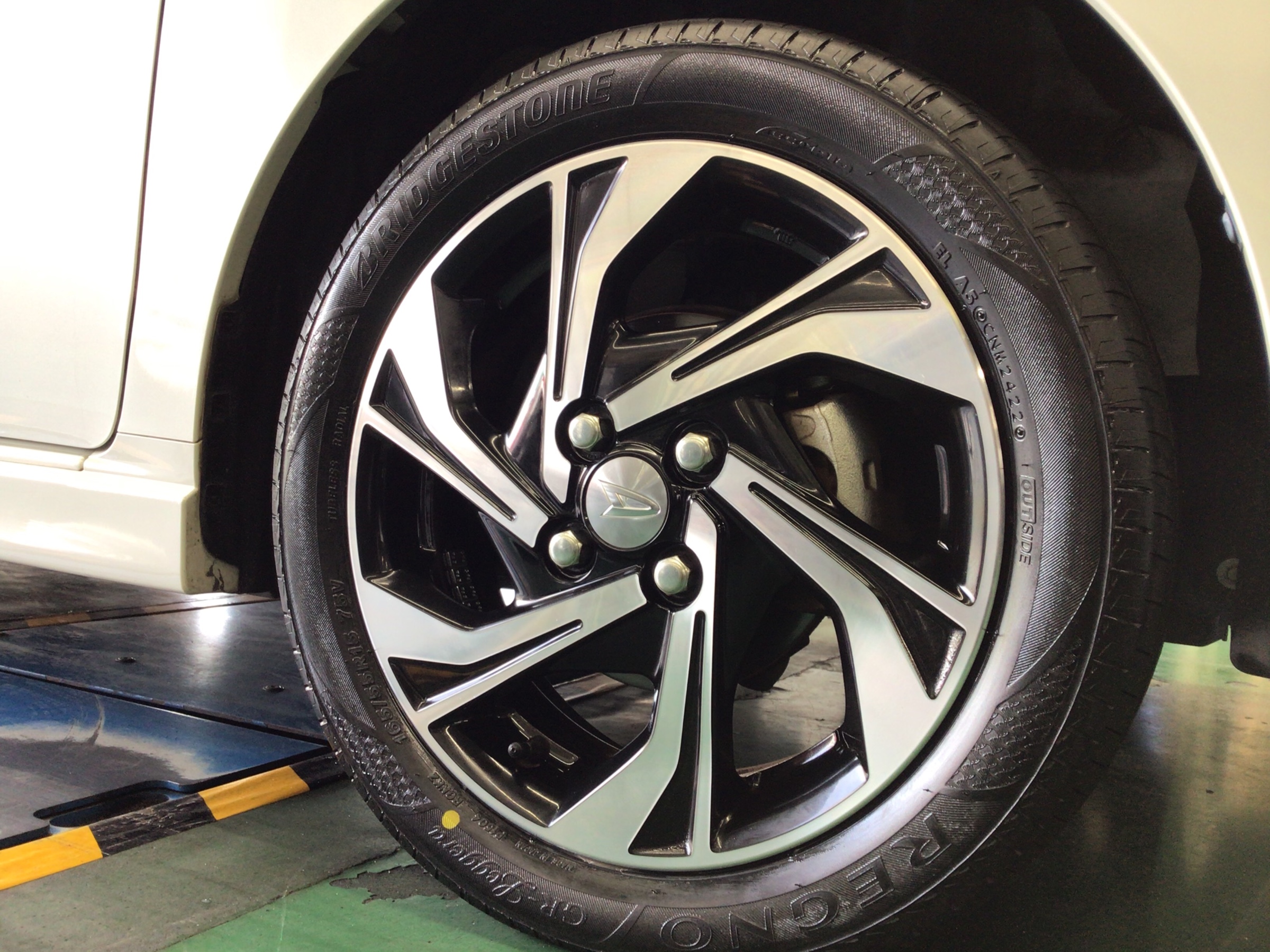 タイヤ交換作業（ブリヂストン レグノ GR-レジェーラ） ダイハツ