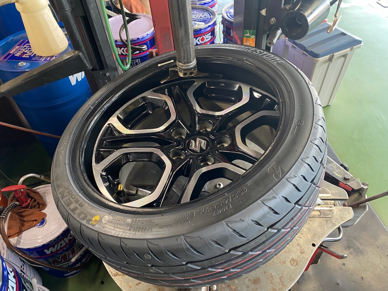 スズキ・スイフトスポーツ・ZC33S】タイヤ交換をご紹介させて頂きます
