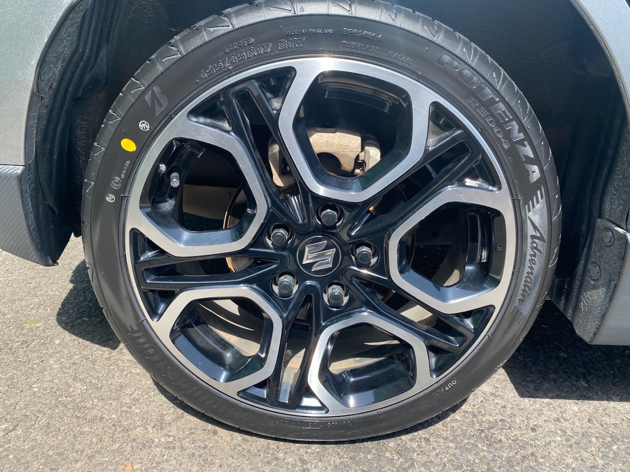 スズキ・スイフトスポーツ・ZC33S】タイヤ交換をご紹介させて頂きます