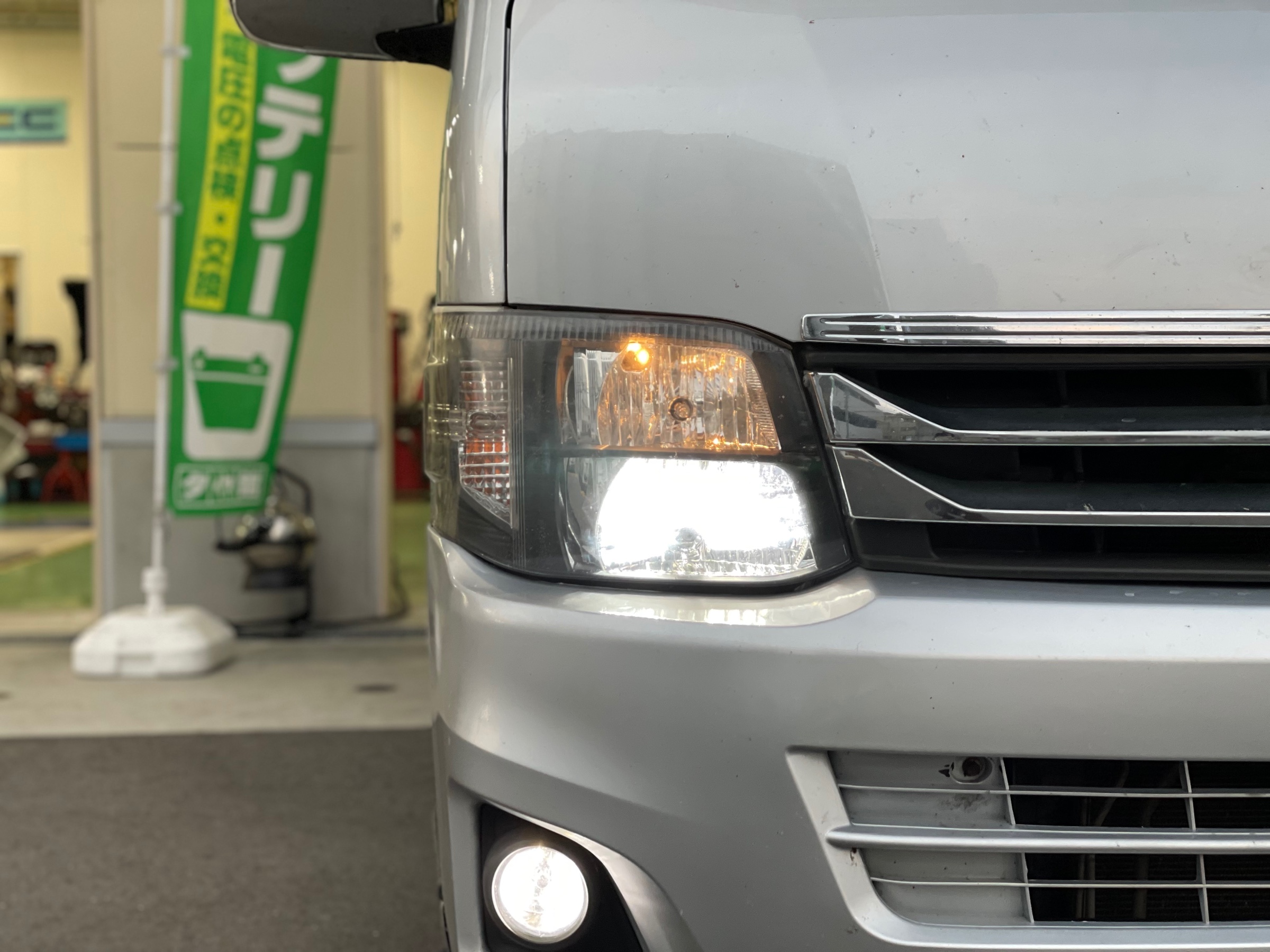 【新品】トヨタ　ハイエースワゴン　純正ヘッドライト （2025年製、左右セット） 新品） トヨタ ハイエースワゴン 純正 ヘッドライト（2025年製、左右