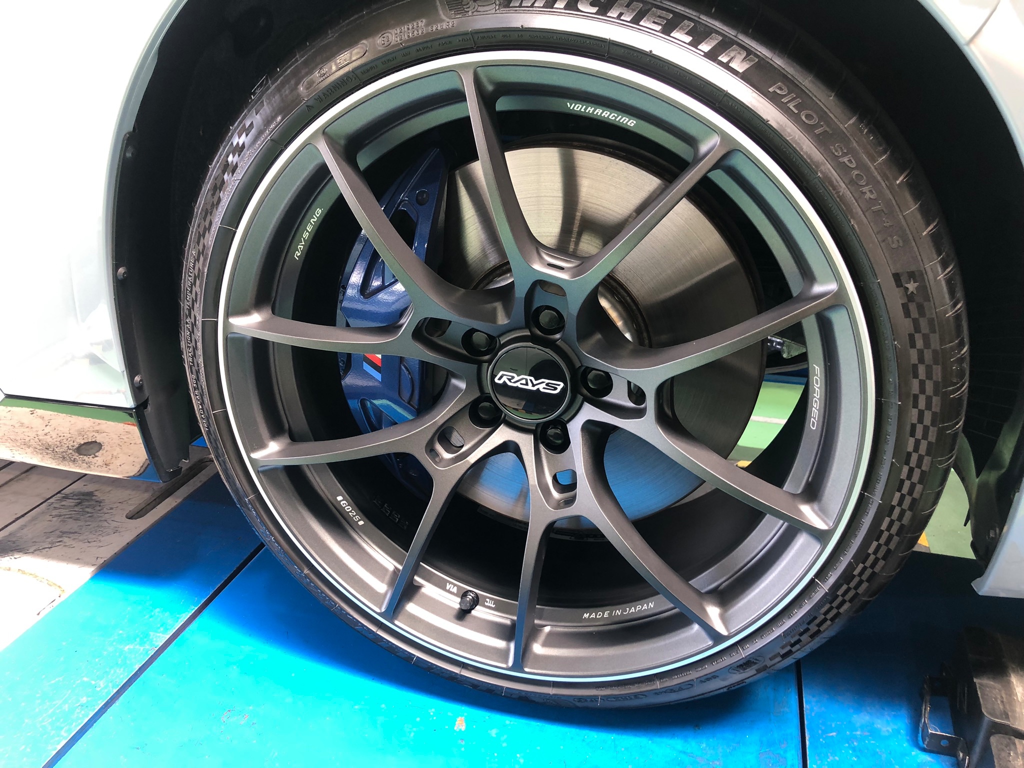 BMW M240i にRAYS VOLKRACING G025 マッドガンブラックカラー19 BMW M240i にRAYS VOLKRACING G025 マッドガンブラックカラー19