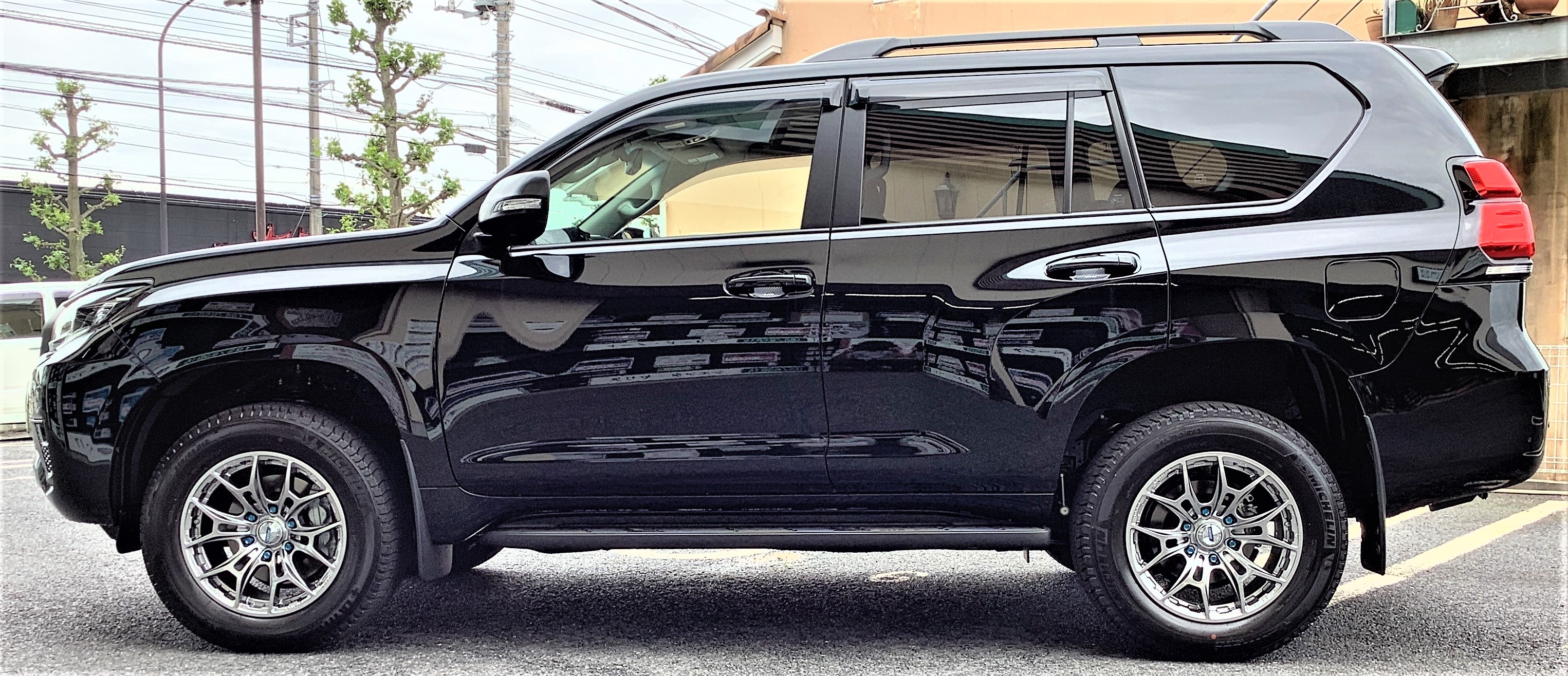 150型ランドクルーザープラド Matt Black Edition、ホイール交換