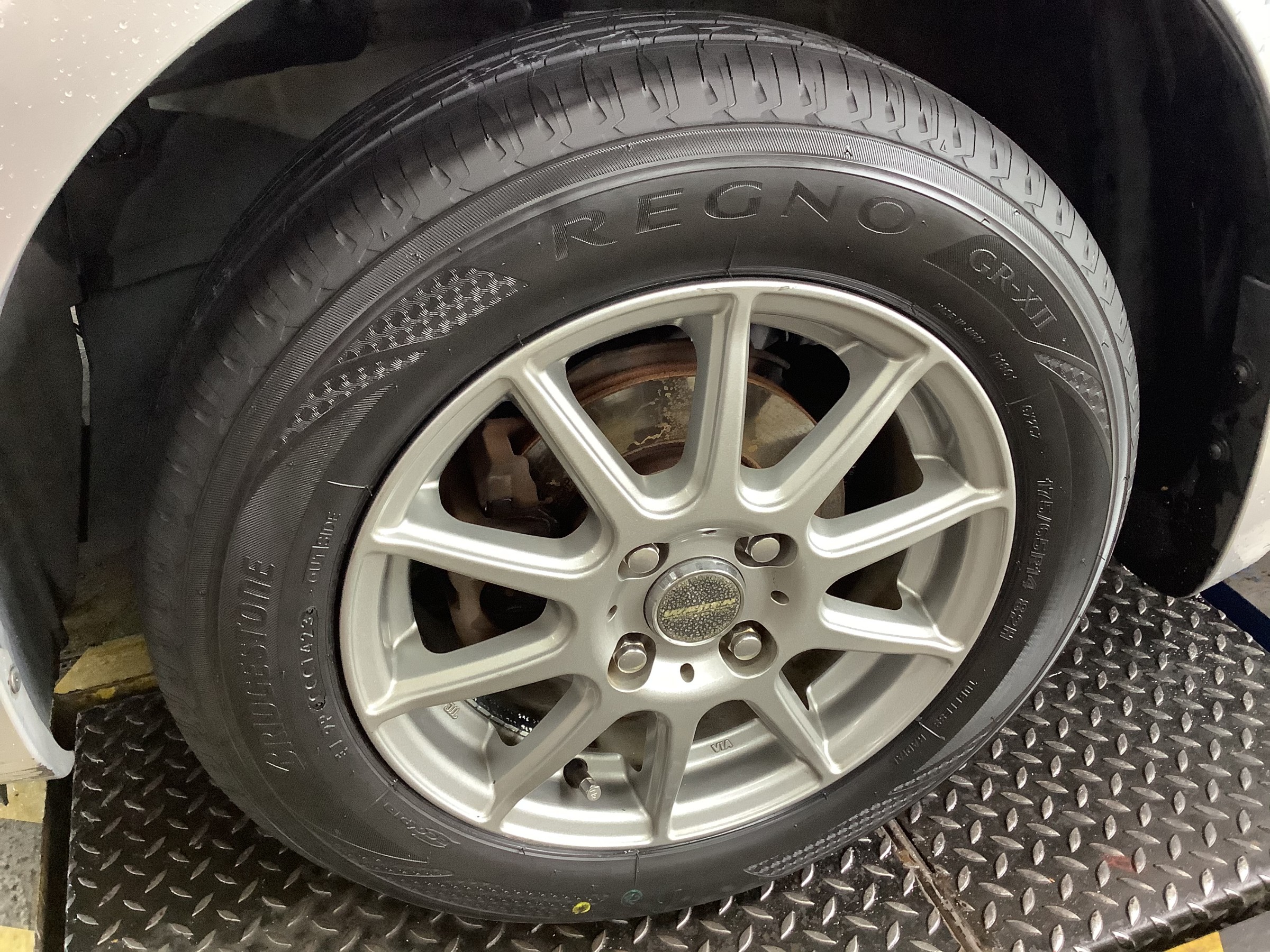 ンダ　フィット　タイヤ交換　175/65R14　レグノGR-XⅡ