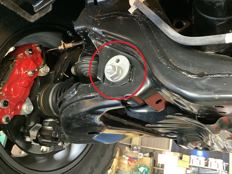 トヨタ　ハイラックス　リフトアップ車　アライメント調整