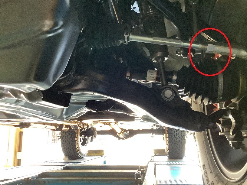 トヨタ　ハイラックス　リフトアップ車　アライメント調整