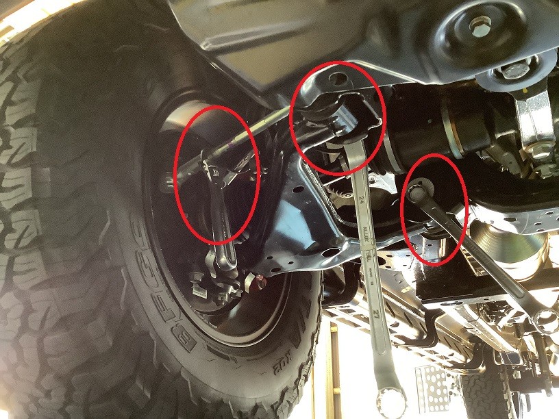 トヨタ　ハイラックス　リフトアップ車　アライメント調整