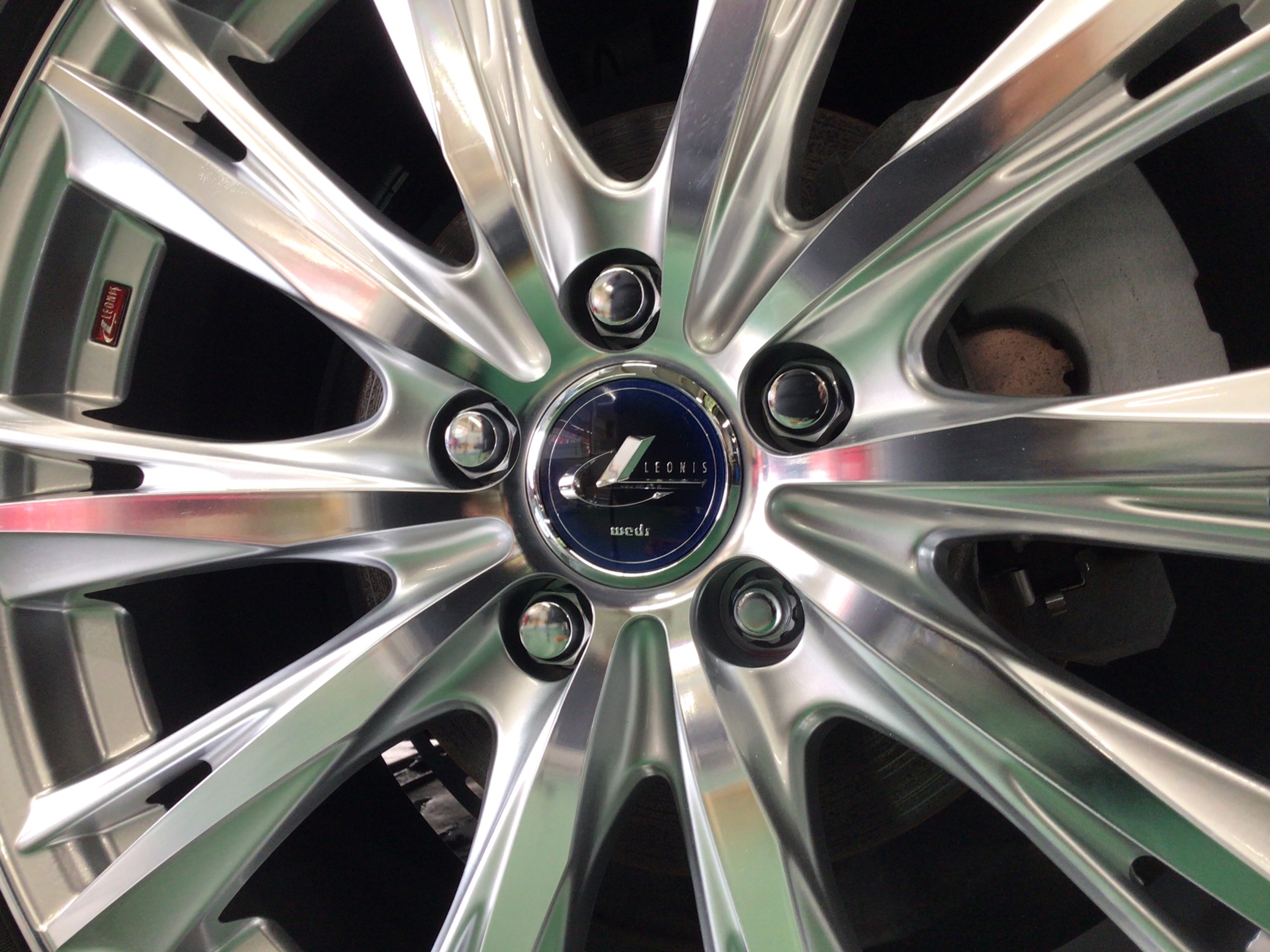 トヨタ・プリウス】アルミホイール交換作業（LEONIS WX） | 店舗お