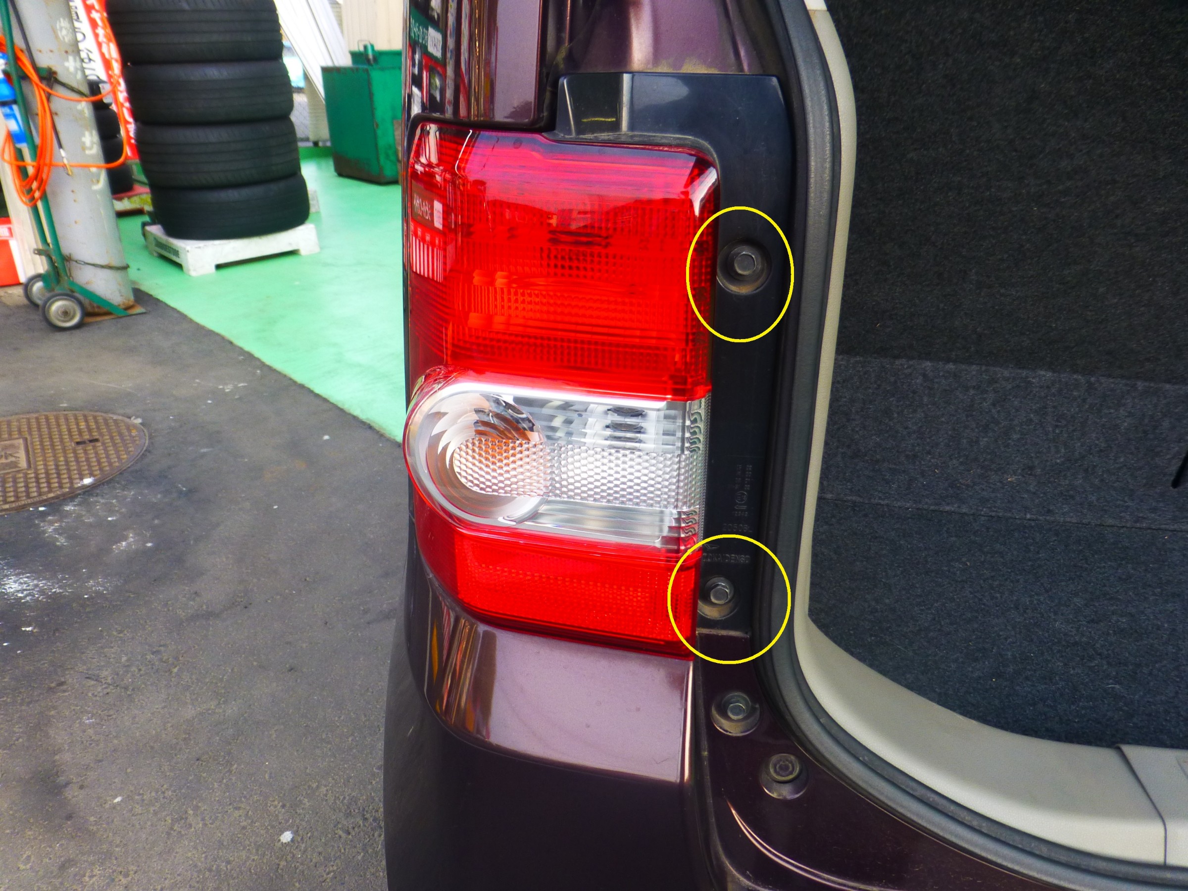 ダイハツ L575S ムーヴコンテ】テールランプソケット交換を行い