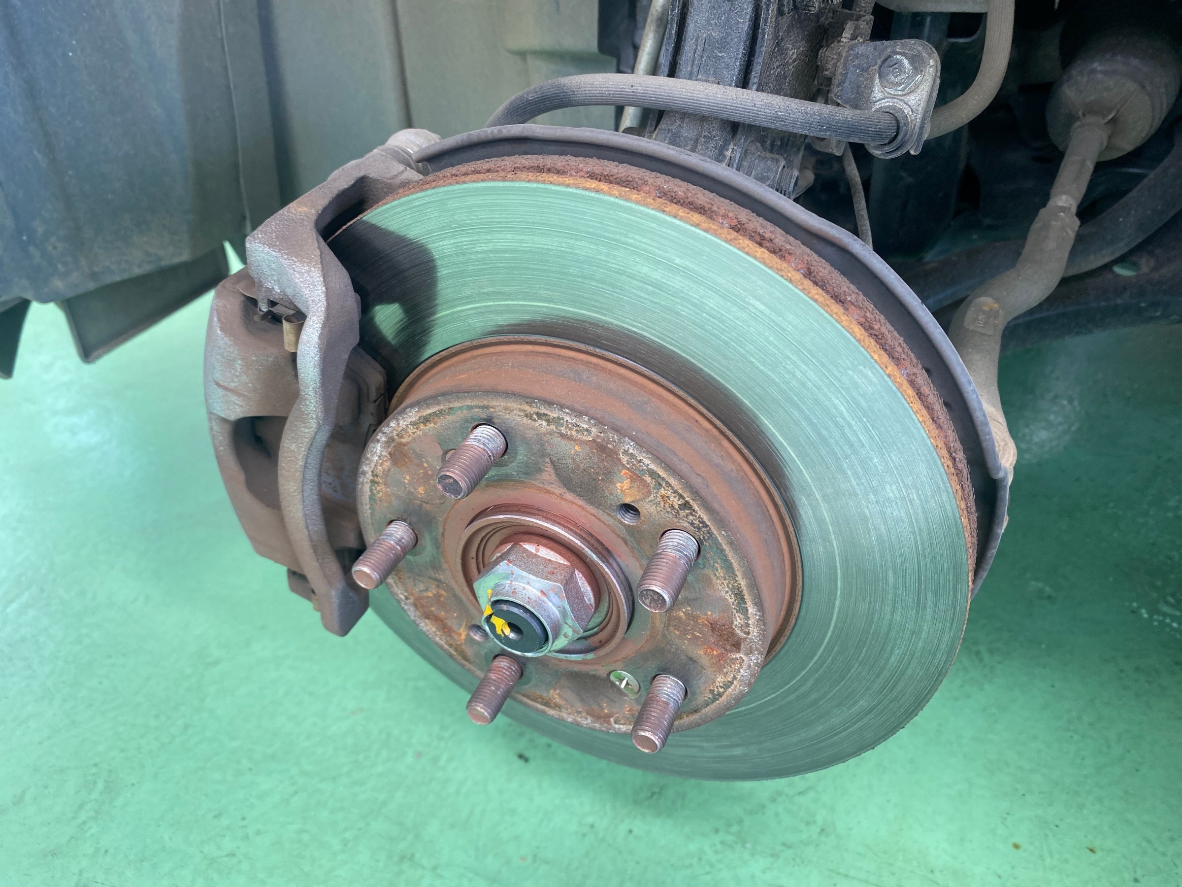 【ホンダ GB5 フリード】ブレーキパッド交換 ホンダ フリード パーツ取付 > ブレーキ関係取付 サービス事例 タイヤ館 阿見