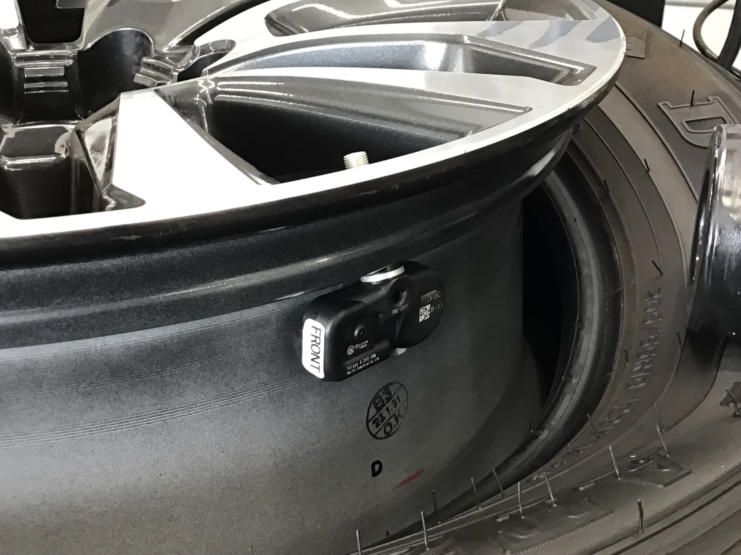 トヨタ・ランドクルーザープラド（TRJ150W）TPMS取り付け