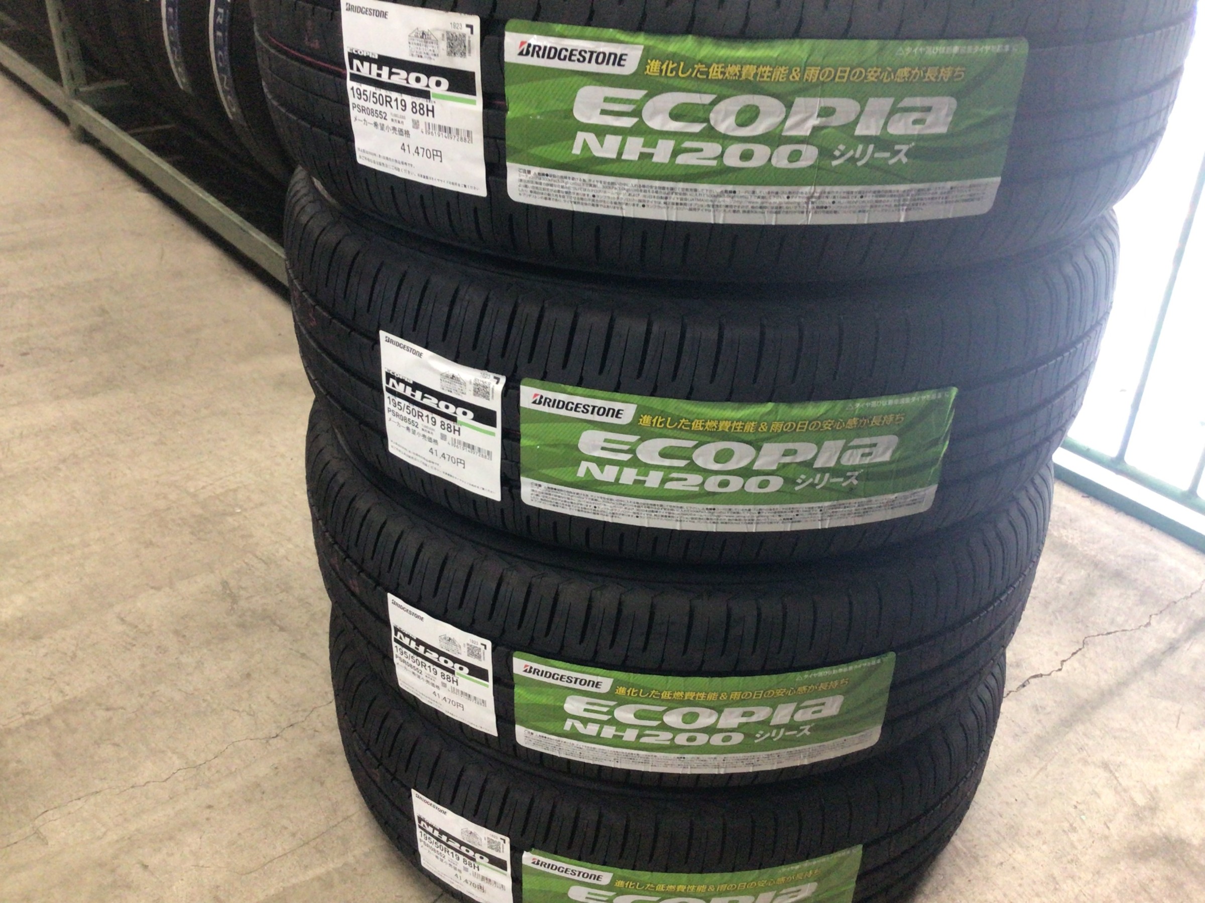 新型プリウスのタイヤ、19インチサイズ在庫してます(^^)/ | 店舗お