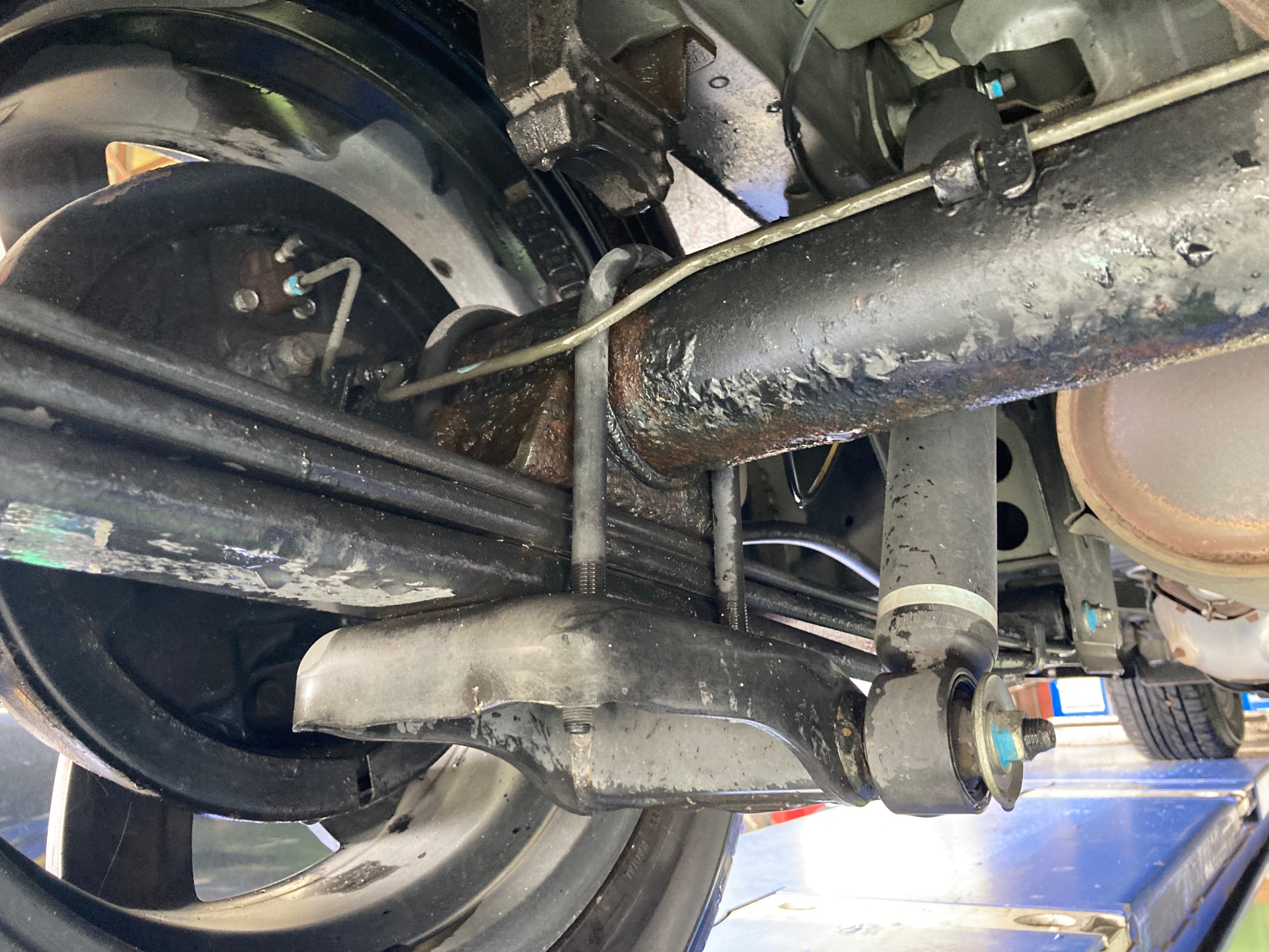 日産・NV350キャラバン・E26】玄武のダウンブロックキットで1インチ