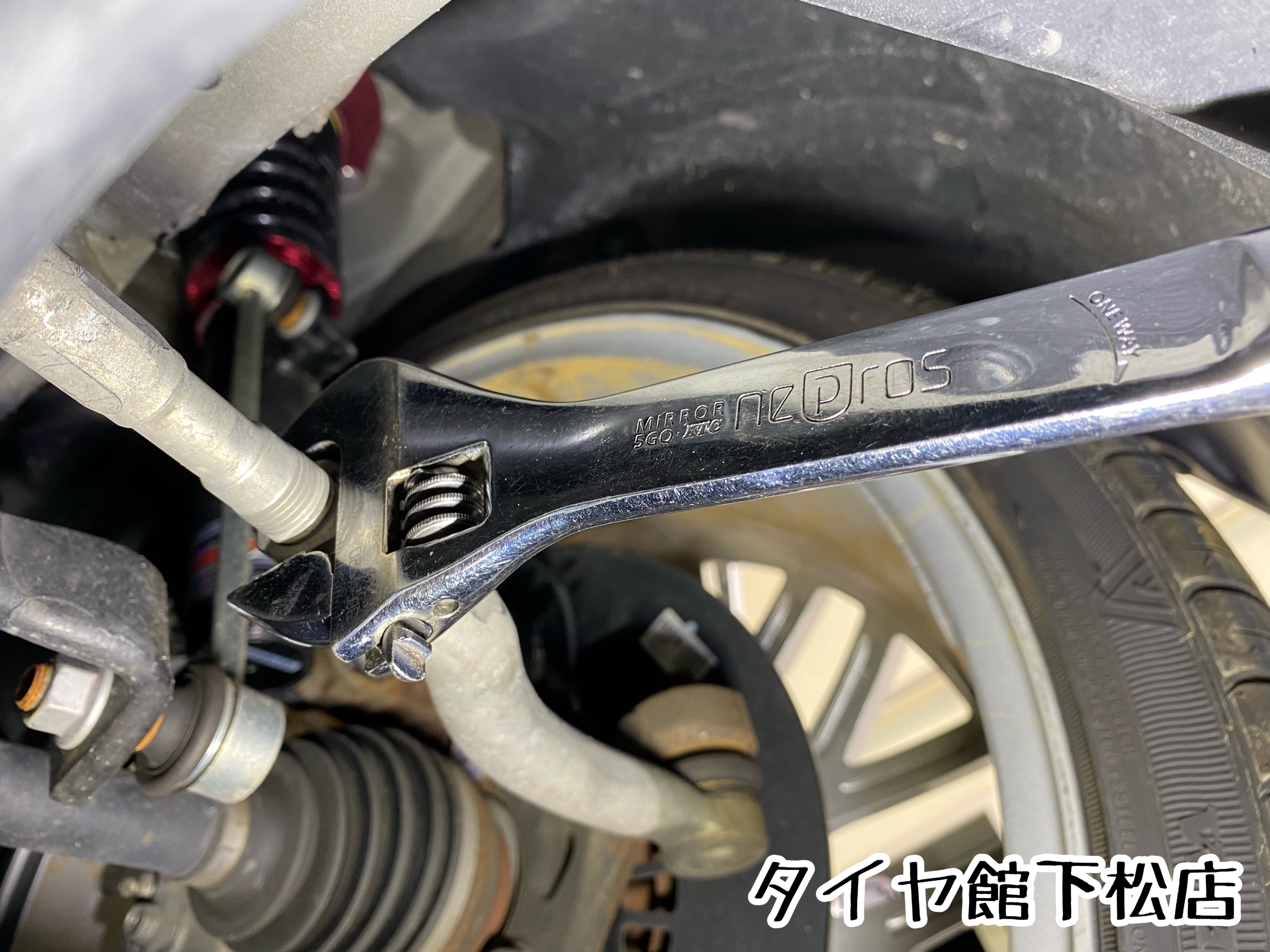 ブリヂストン　タイヤ館下松店　タイヤ交換　オイル交換　バッテリー交換　ワイパー交換　エアコンフィルター交換　アライメント調整　トヨタ　カムリ　車高調　ブリッツ　アルミホイール　バドックス　ロクサーニ