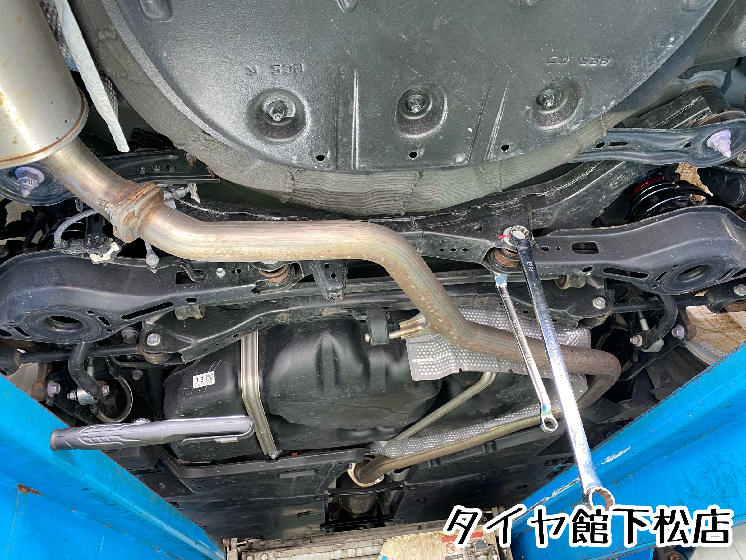 ブリヂストン　タイヤ館下松店　タイヤ交換　オイル交換　バッテリー交換　ワイパー交換　エアコンフィルター交換　アライメント調整　トヨタ　カムリ　車高調　ブリッツ　アルミホイール　バドックス　ロクサーニ