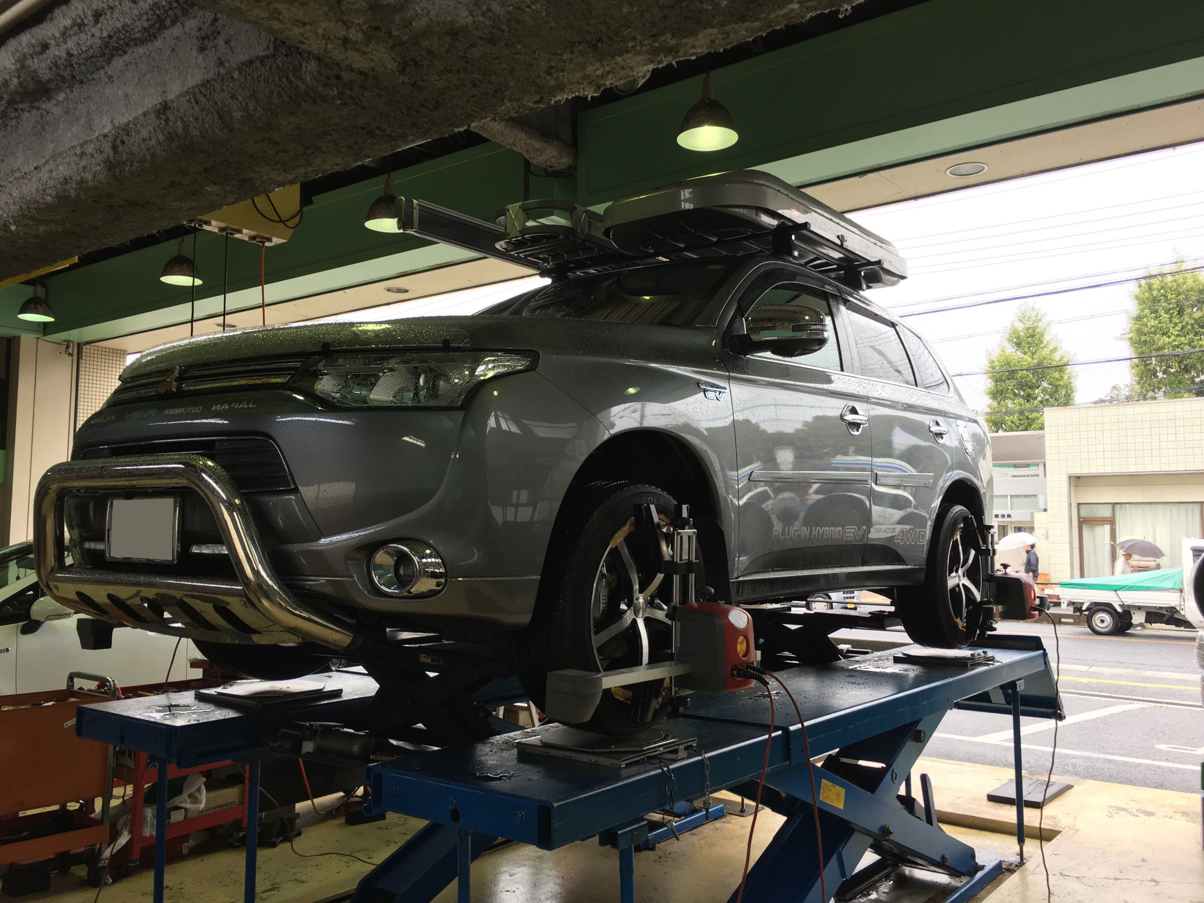 ミツビシ アウトランダー アライメント調整 三菱 アウトランダーphev タイヤ タイヤ ホイール関連 4輪トータルアライメント調整 サービス事例 タイヤ館 奈良 奈良県のタイヤ カー用品ショップ タイヤからはじまる トータルカーメンテナンス タイヤ館グループ