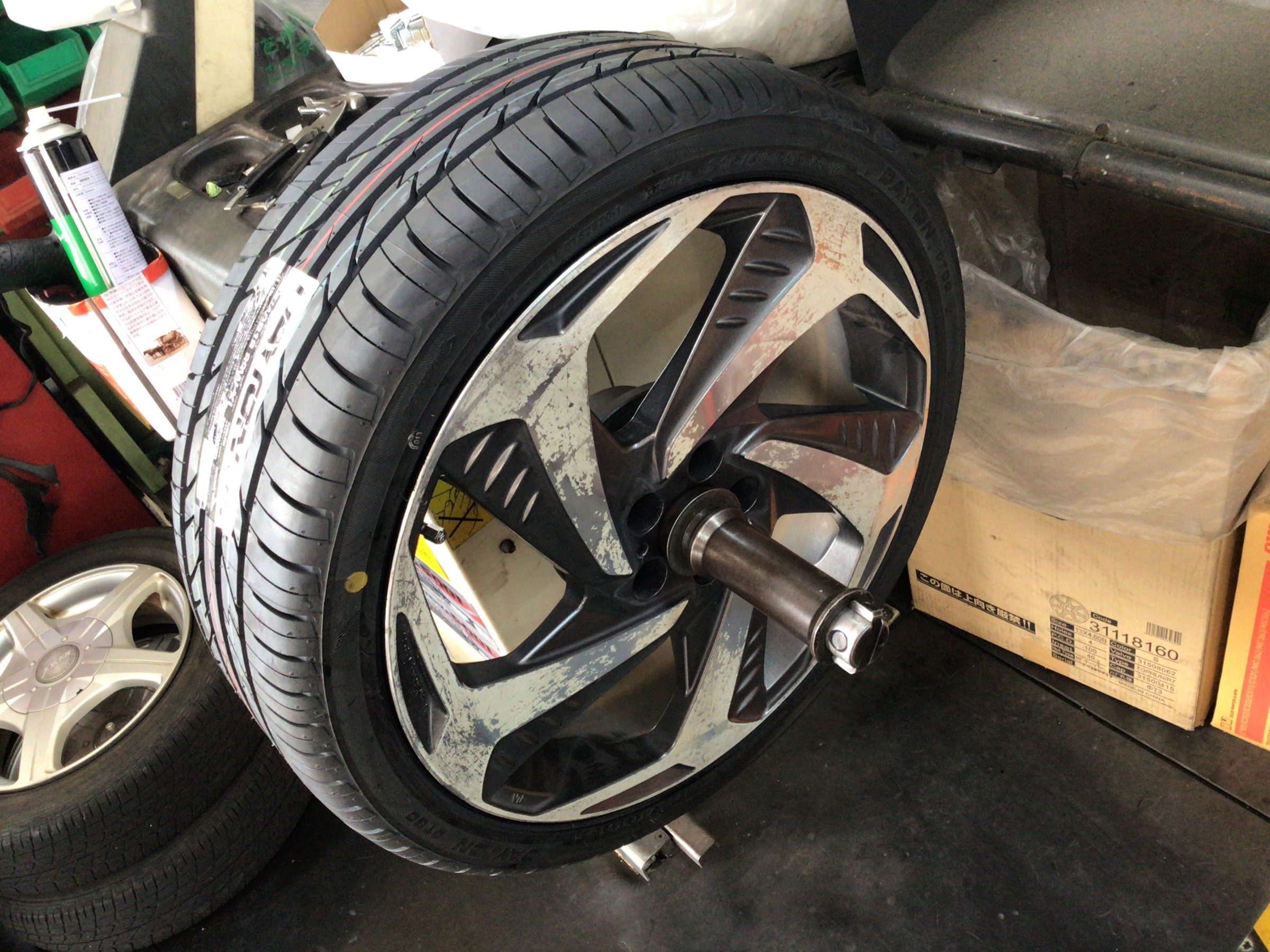 トヨタ　50プリウス　タイヤ交換　215/40R18　デイトンDT30