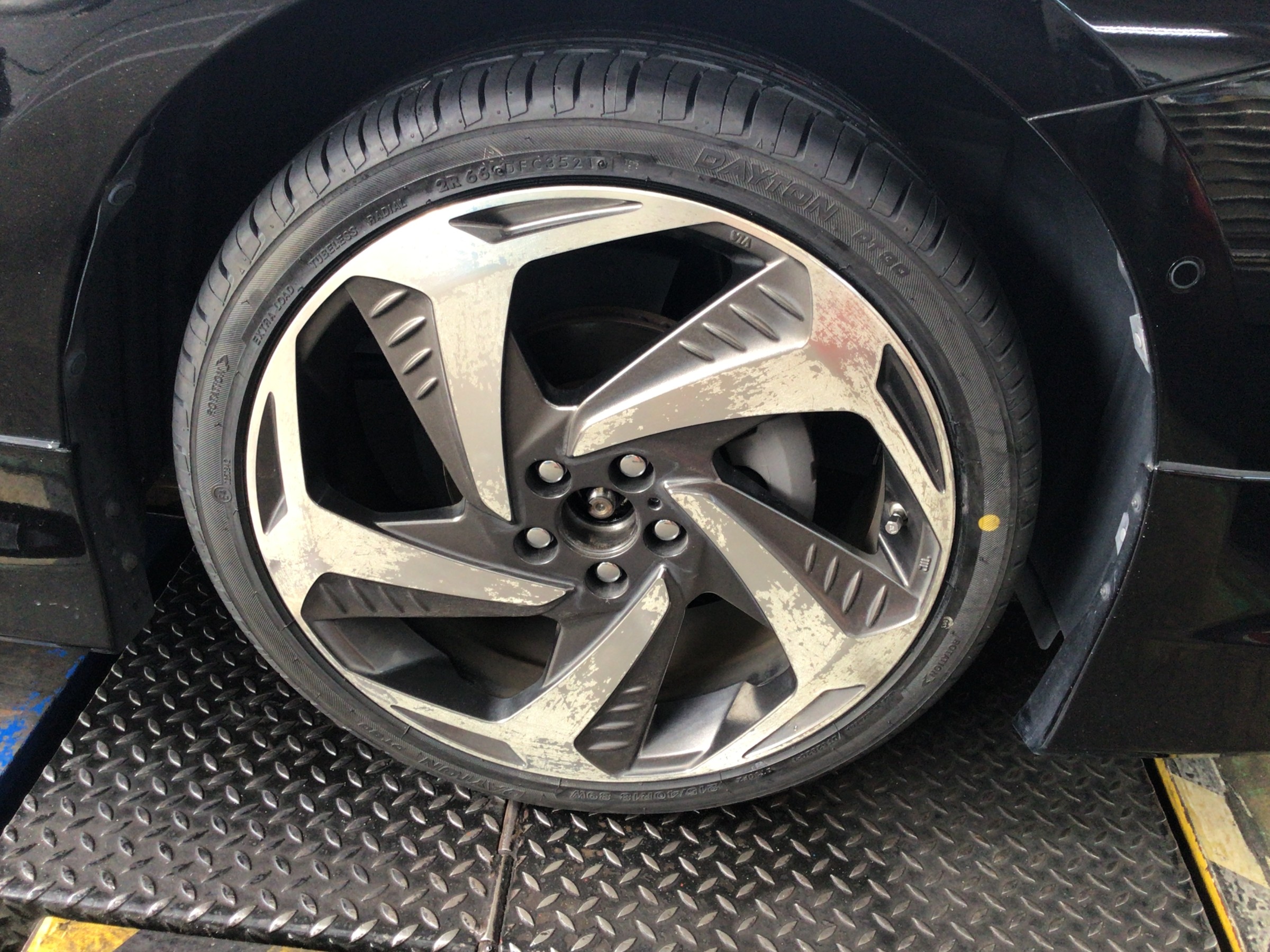 トヨタ　50プリウス　タイヤ交換　215/40R18　デイトンDT30