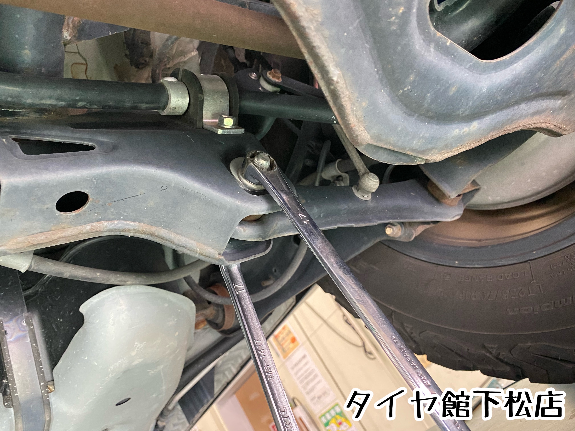 タイヤ館下松店　ブリヂストン　アライメント調整　三菱　デリカ　デリカD:5 リフトアップ