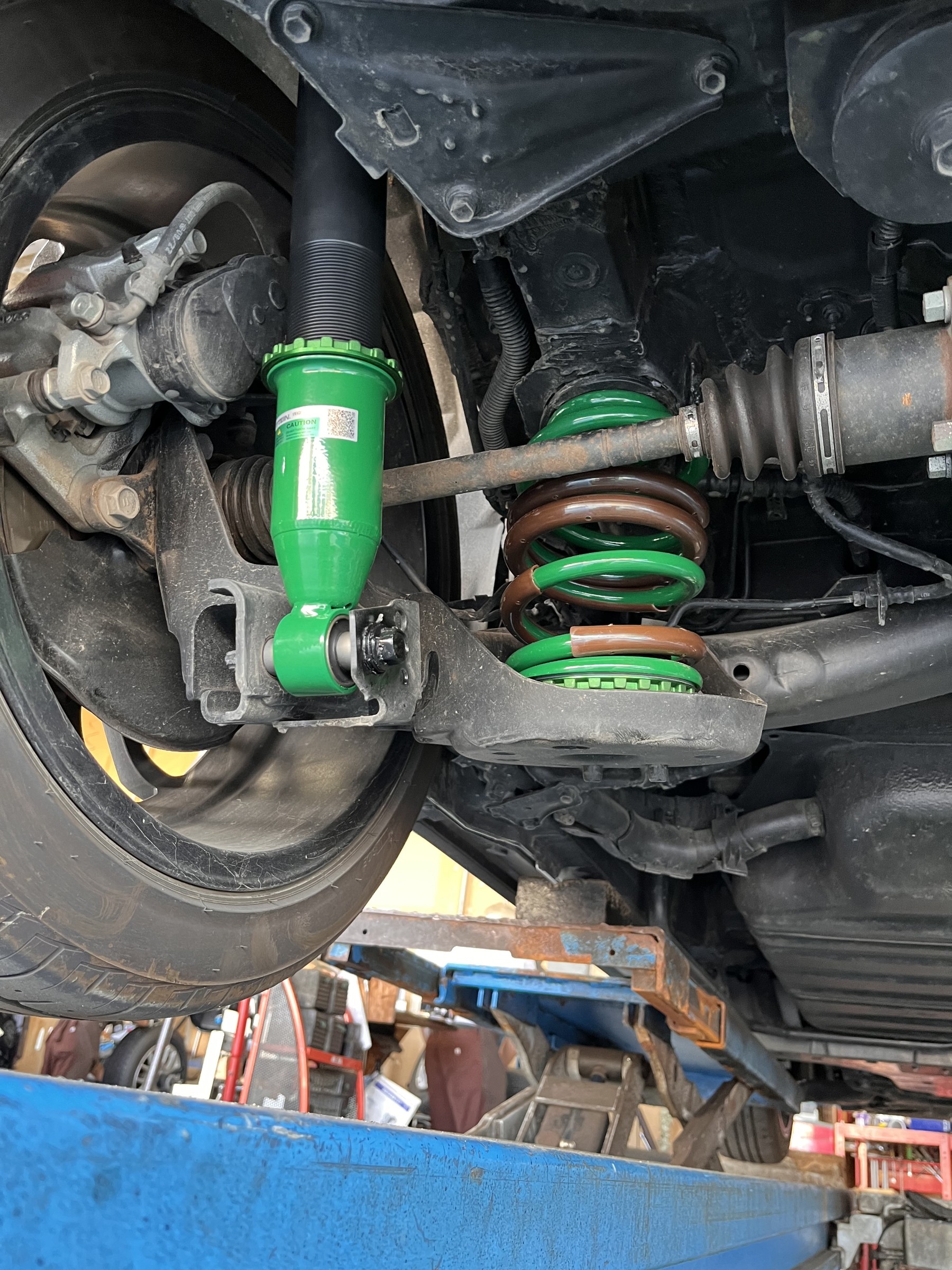 TEIN 車高調整式サスペンション トヨタ　80ノアで使用してました ノア ハイブリッドにTEINの車高調 フレックスAをお取付け