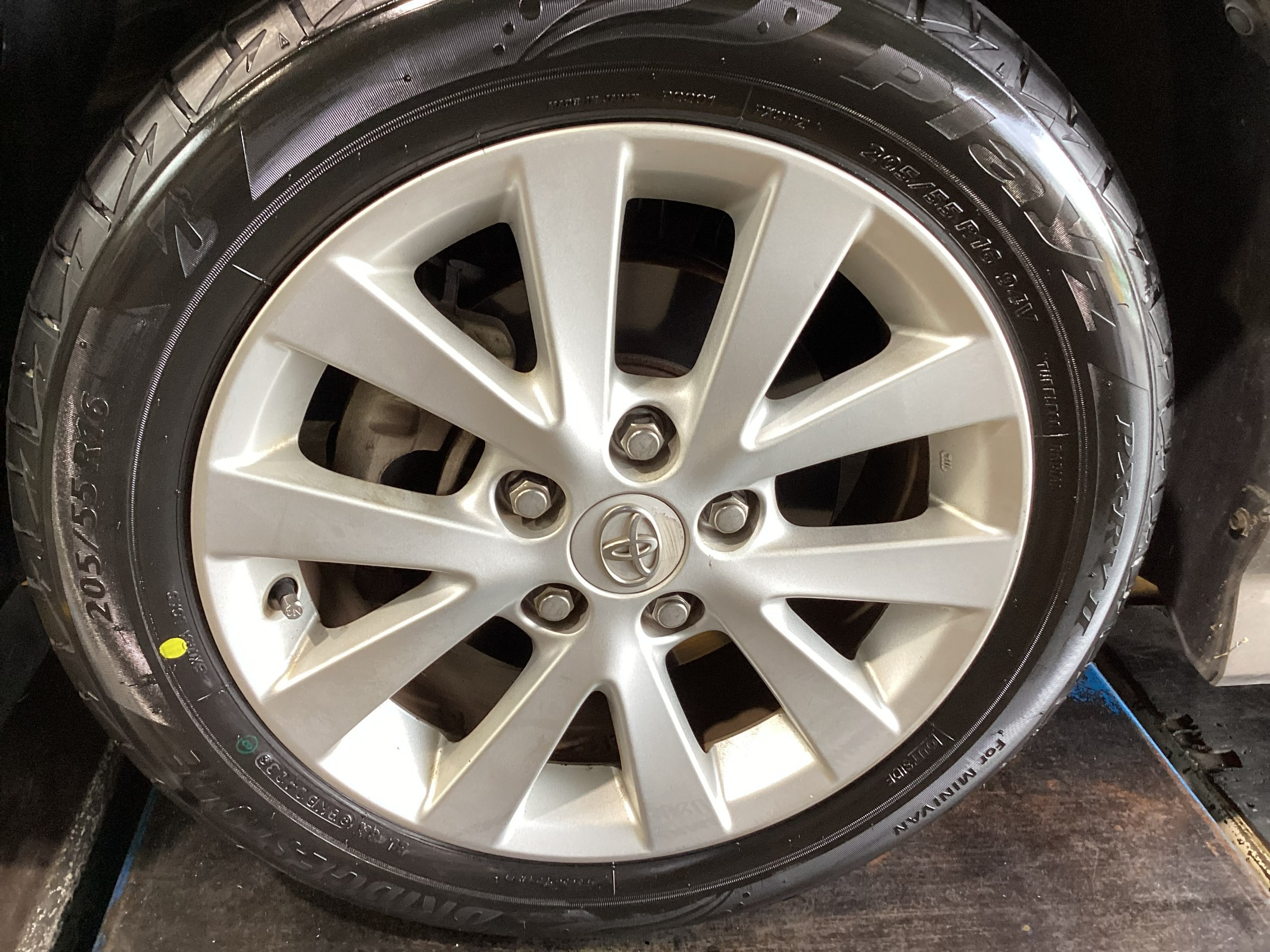 トヨタアイシス 純正ホイールタイヤ4本セット205/55R16