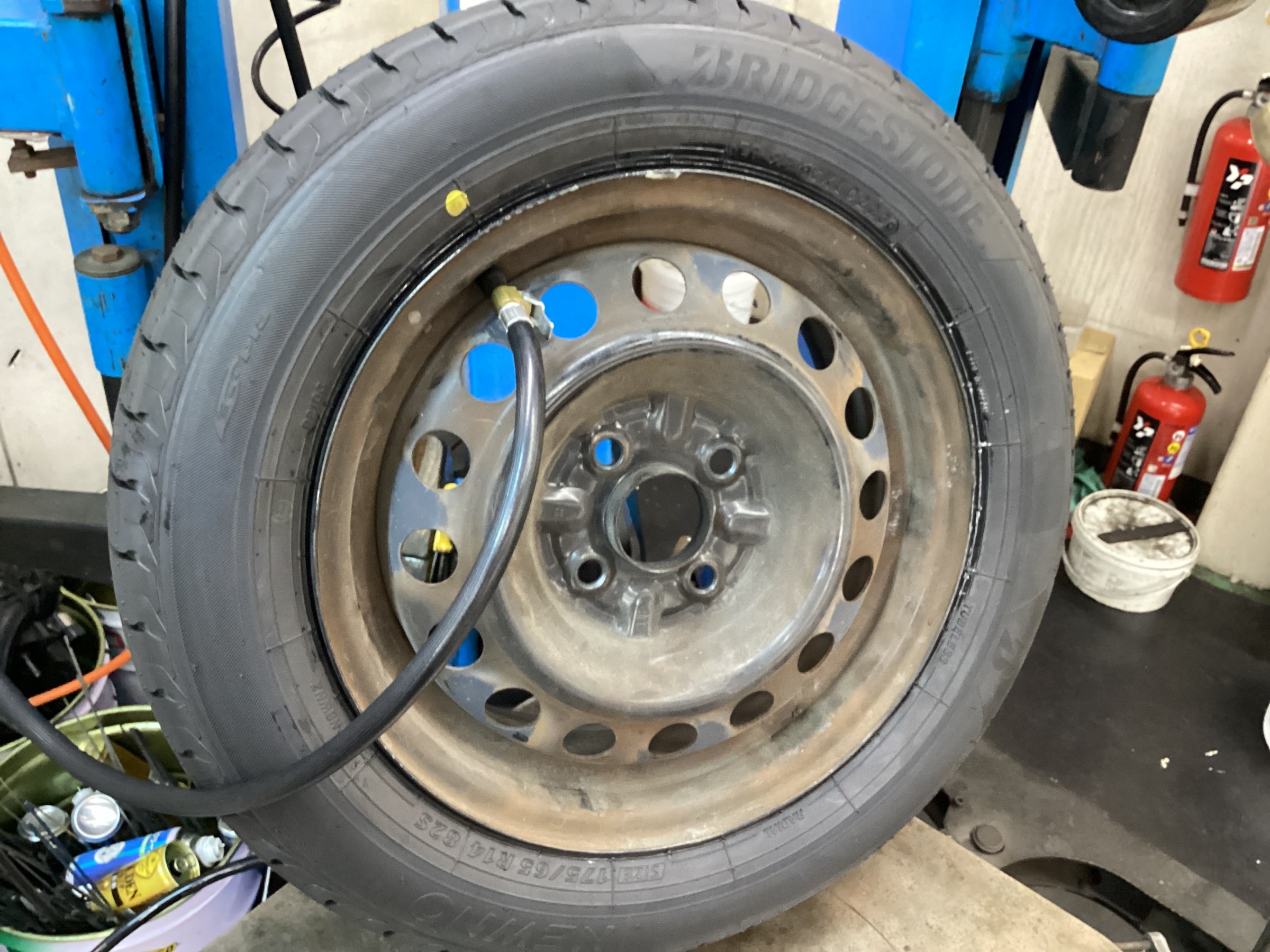 三菱　コルト　タイヤ交換　175/65R14　ブリヂストン　ニューノ