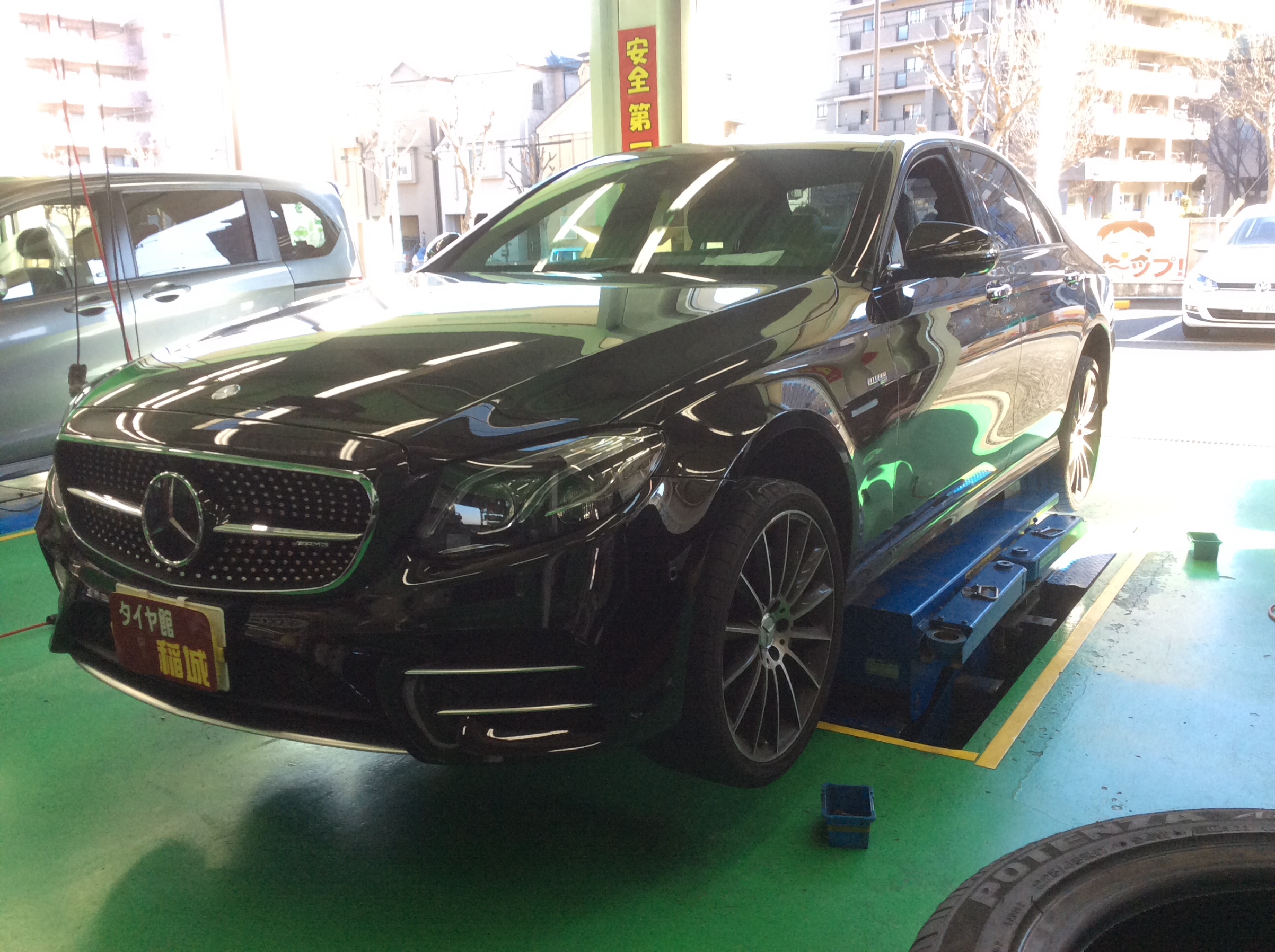 メルセデス E43 AMG スタッドレスタイヤセット お取付です♪ | 店舗お